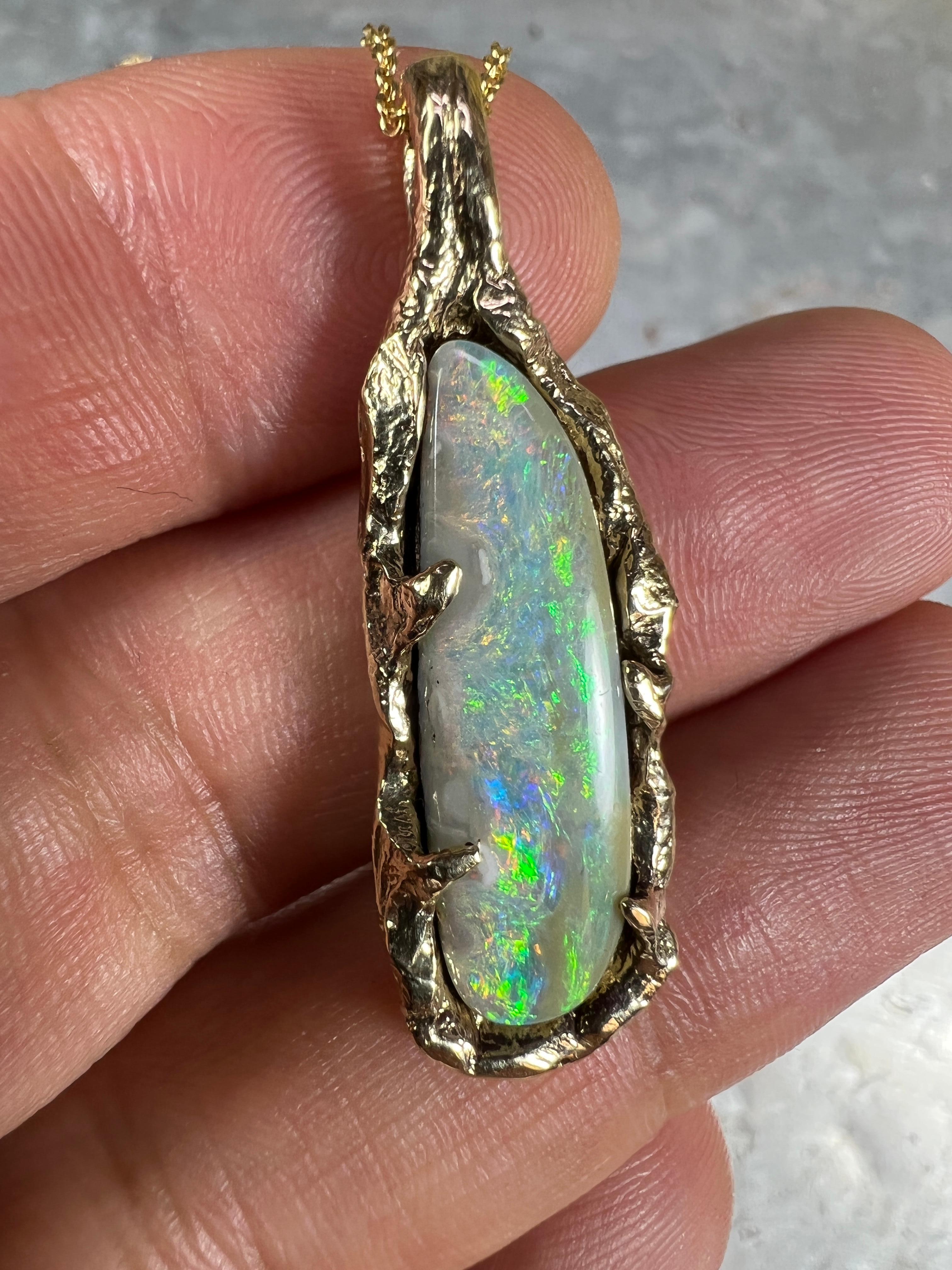 Taille grossière Opal World n°3 (14K, pendentif en opale de roche australienne) de Ken Fury