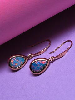 Opal-Gelbgold-Ohrringe in Tropfenform mit neonblauem Regenbogen-Doublet Australian Gems