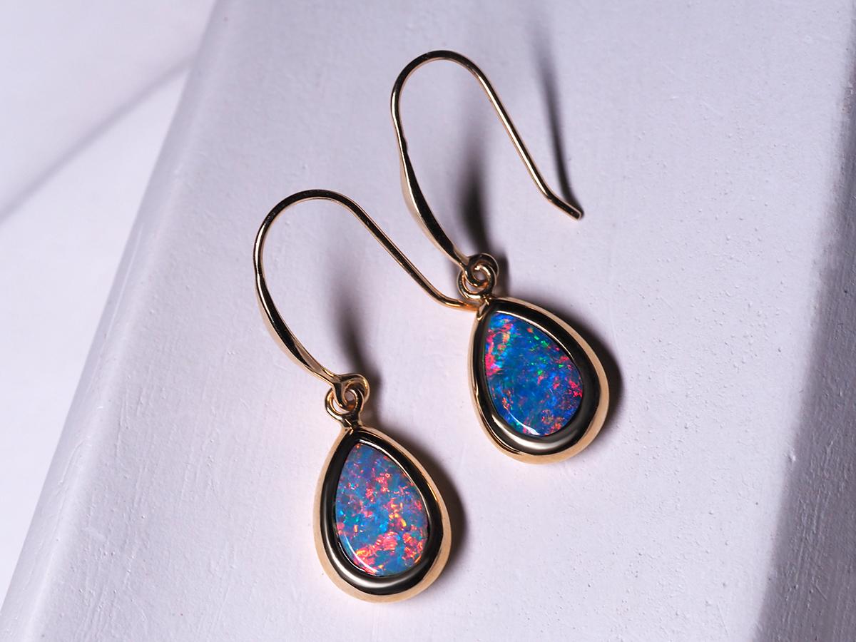 Opal Yellow Gold Earrings Drop Shape Neon Blue Rainbow Doublet Australian Gems In New Condition In Berlin, DE