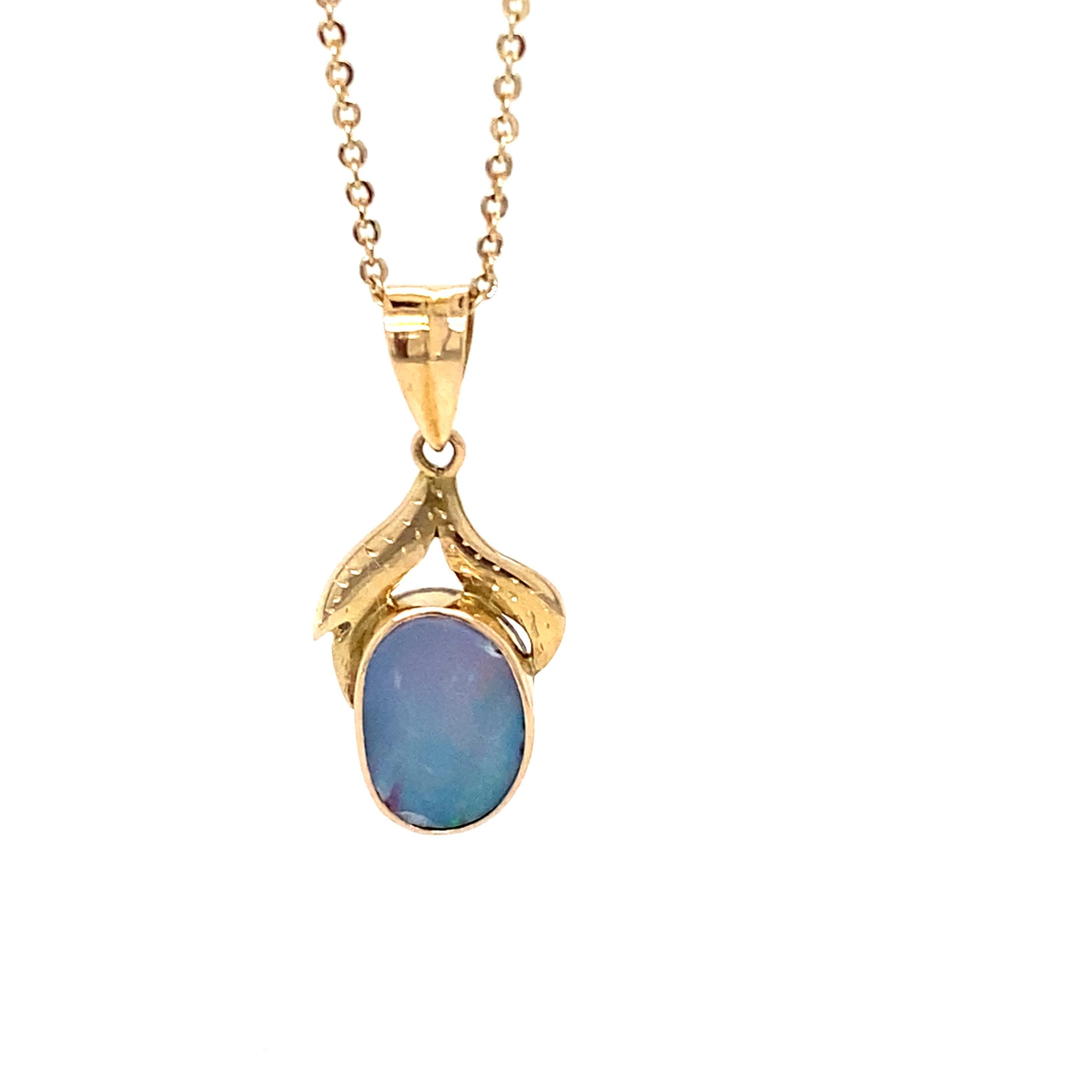 L'opale double de forme fantaisie est travaillée à la main et sertie dans de l'or jaune 14K. L'opale est maintenue par deux feuilles sur le dessus pour créer ce style classique.
Taille de la pierre : 7 x 9 mm environ
Poids : 5ct environ
