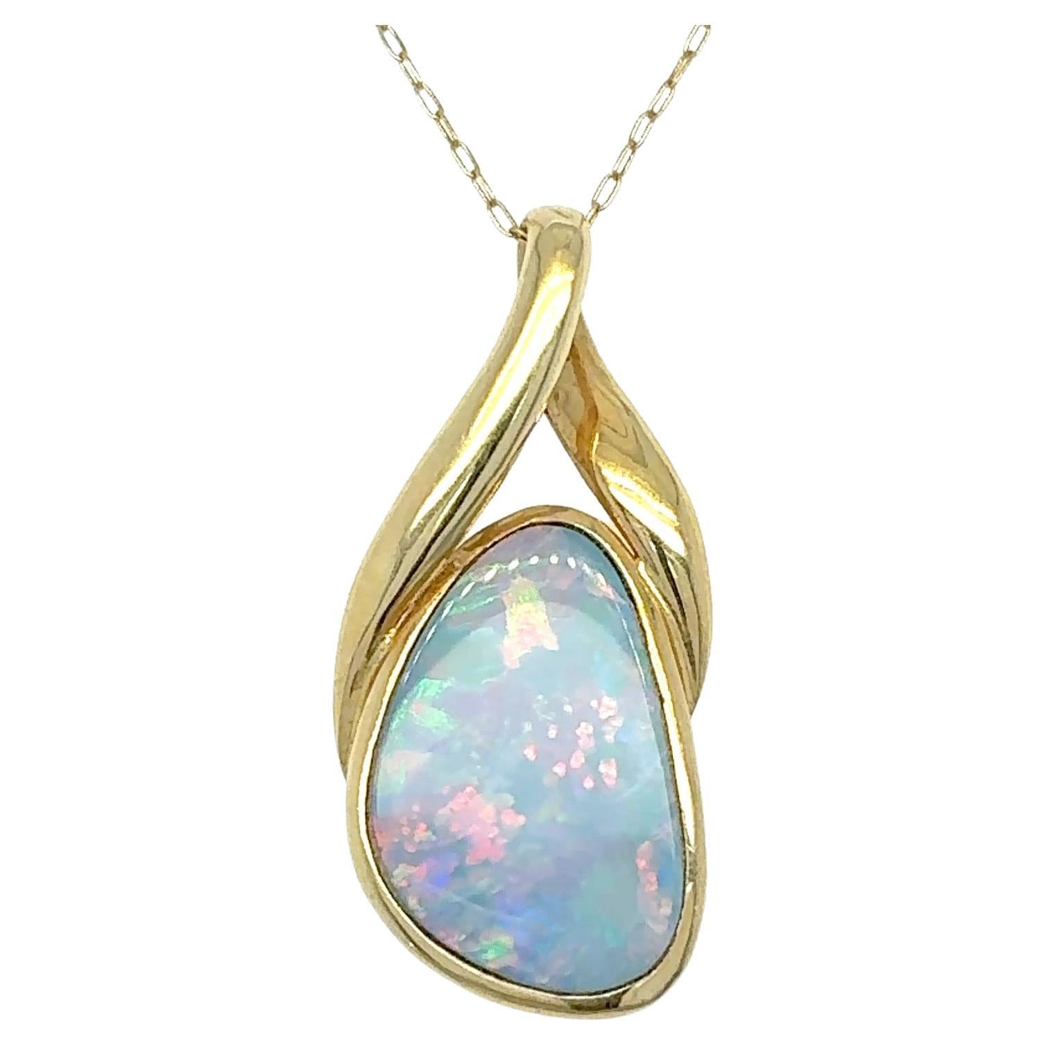 Pendentif Chic Doublet Opale en Or Jaune 14K
Dévoilez votre rayonnement intérieur avec ce pendentif en opale captivant, fabriqué à la main en riche or jaune 14K. Dotée d'une opale double de forme naturelle éclatante de feu, cette pièce unique