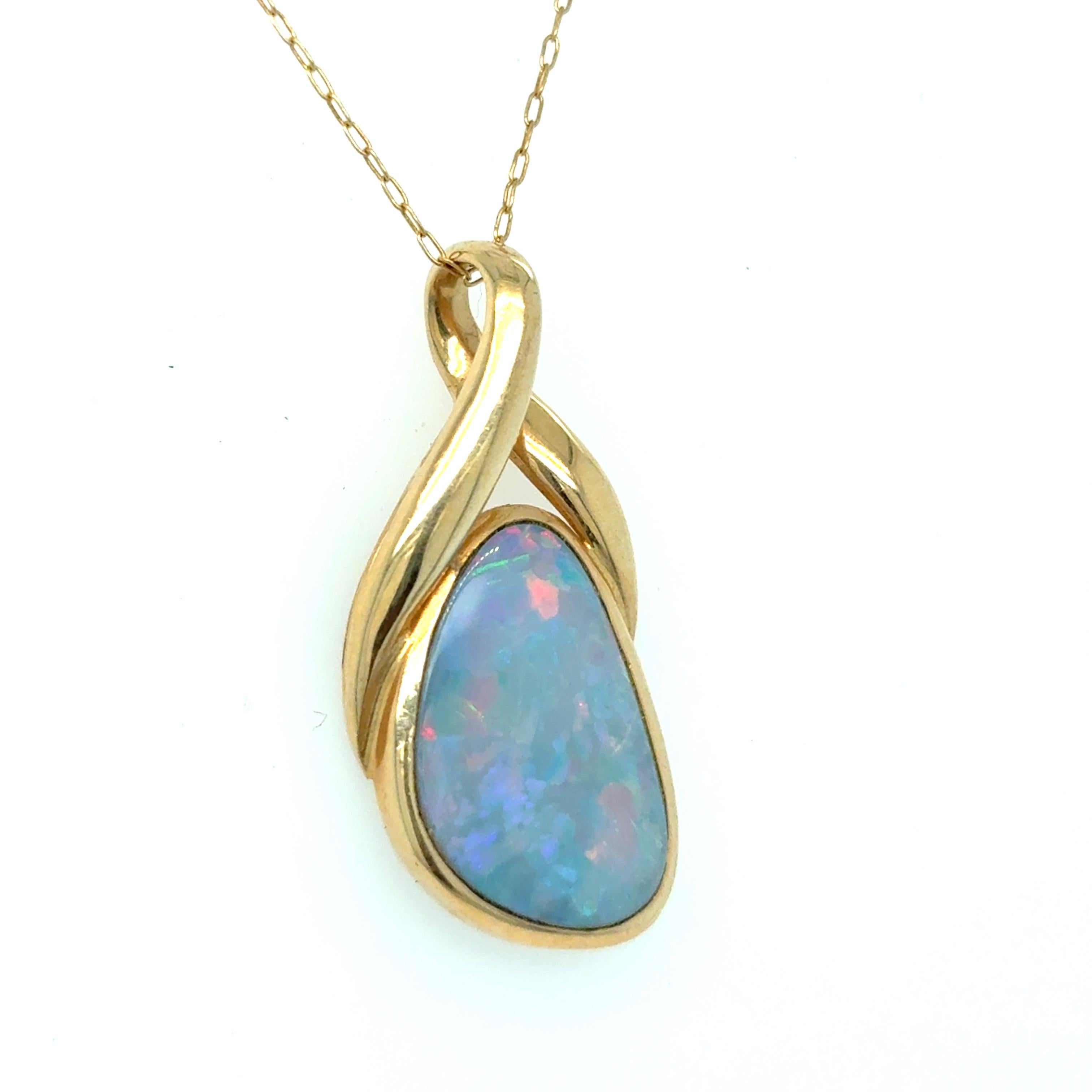 Taille grossière Collier pendentif en or jaune opale en vente
