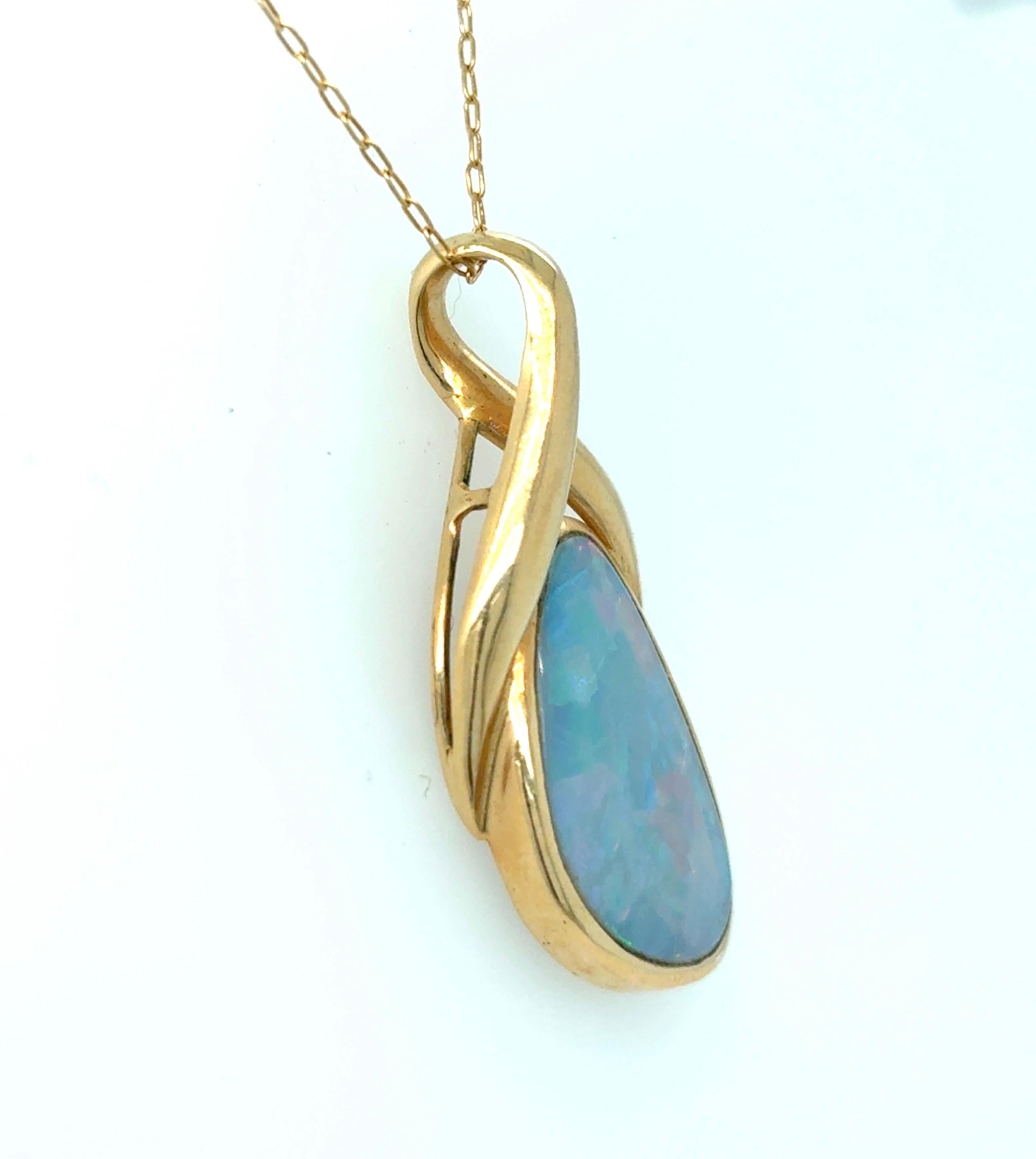 Collier pendentif en or jaune opale en vente 3