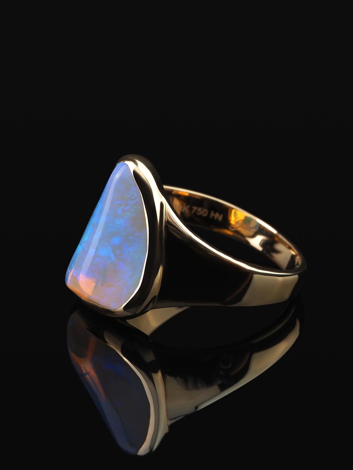 Opal Yellow Gold Ring Daenerys Style Natural Opal Crystal Pipe Luminous Stone In New Condition For Sale In Berlin, DE