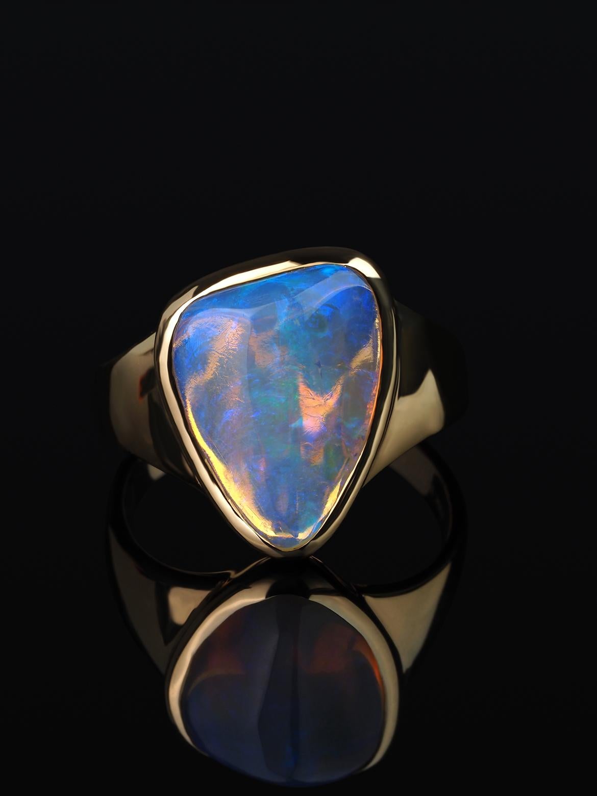 Non taillé Bague en or jaune et opale de style Daenerys, pierre lumineuse en cristal d'opale naturelle en vente
