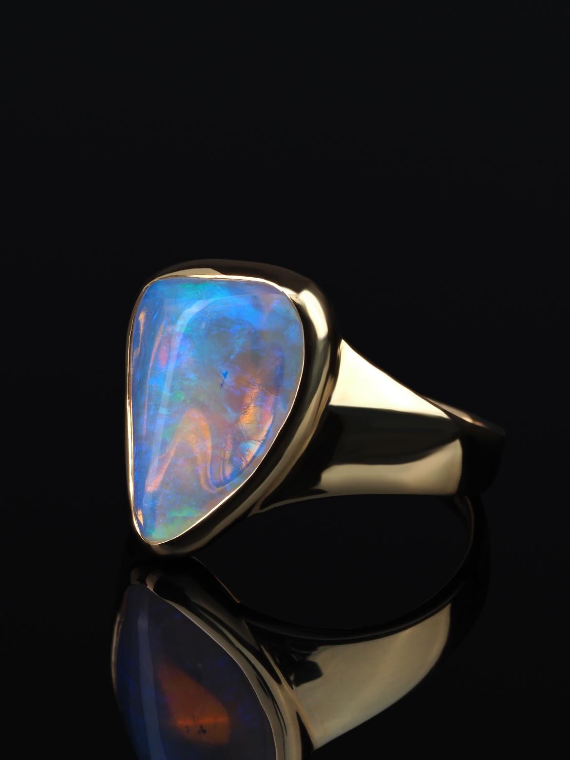 Opal Yellow Gold Ring Daenerys Style Natural Opal Crystal Pipe Luminous Stone In New Condition For Sale In Berlin, DE