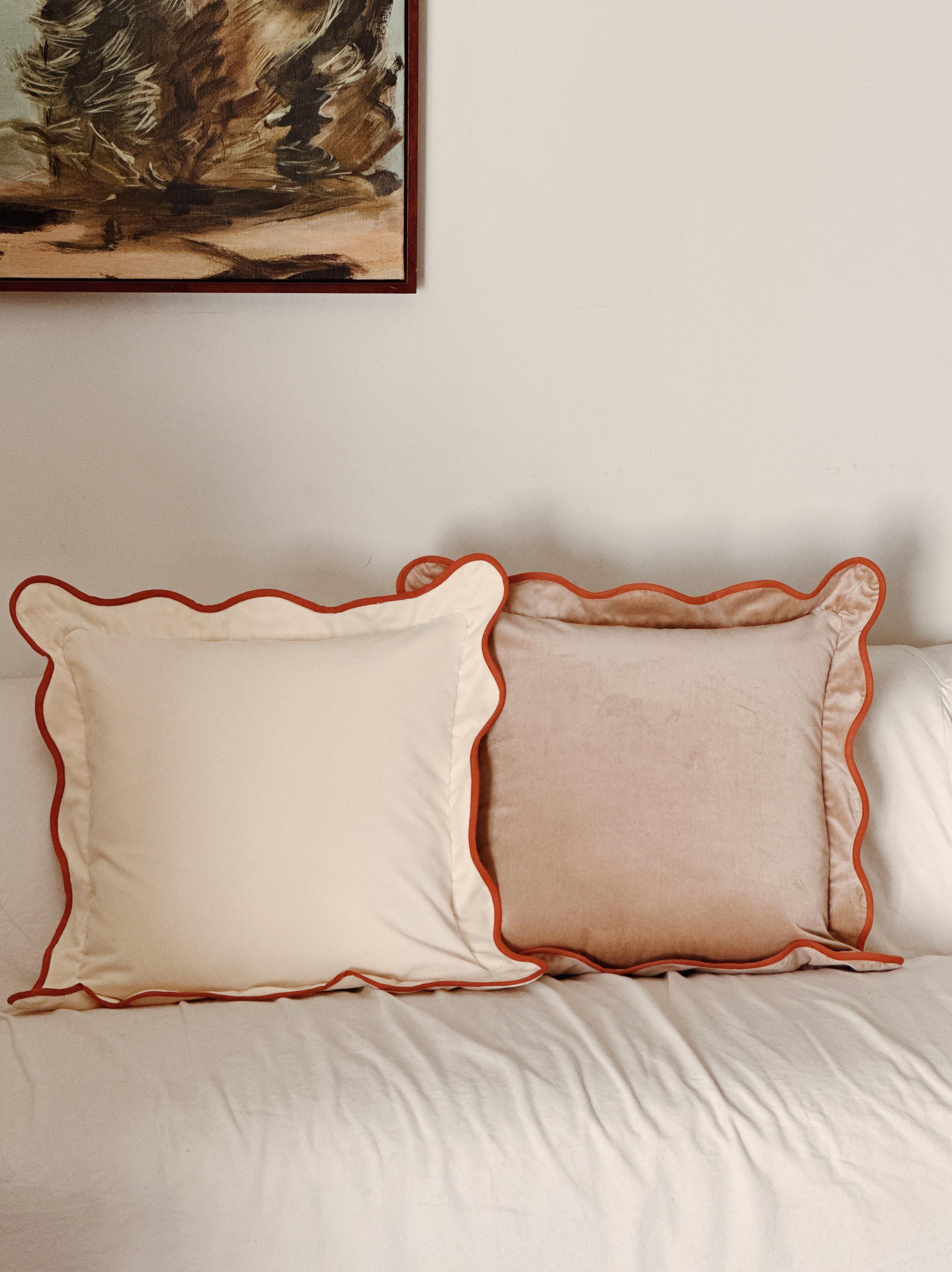 Opala Brown Scalloped Velvet Deluxe Handmade Deko-Kissen (Moderne) im Angebot