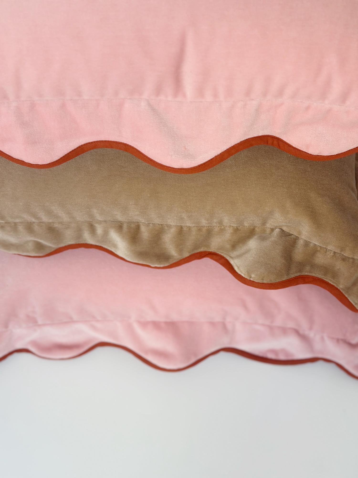 Opala Brown Scalloped Velvet Deluxe Handmade Deko-Kissen (Portugiesisch) im Angebot