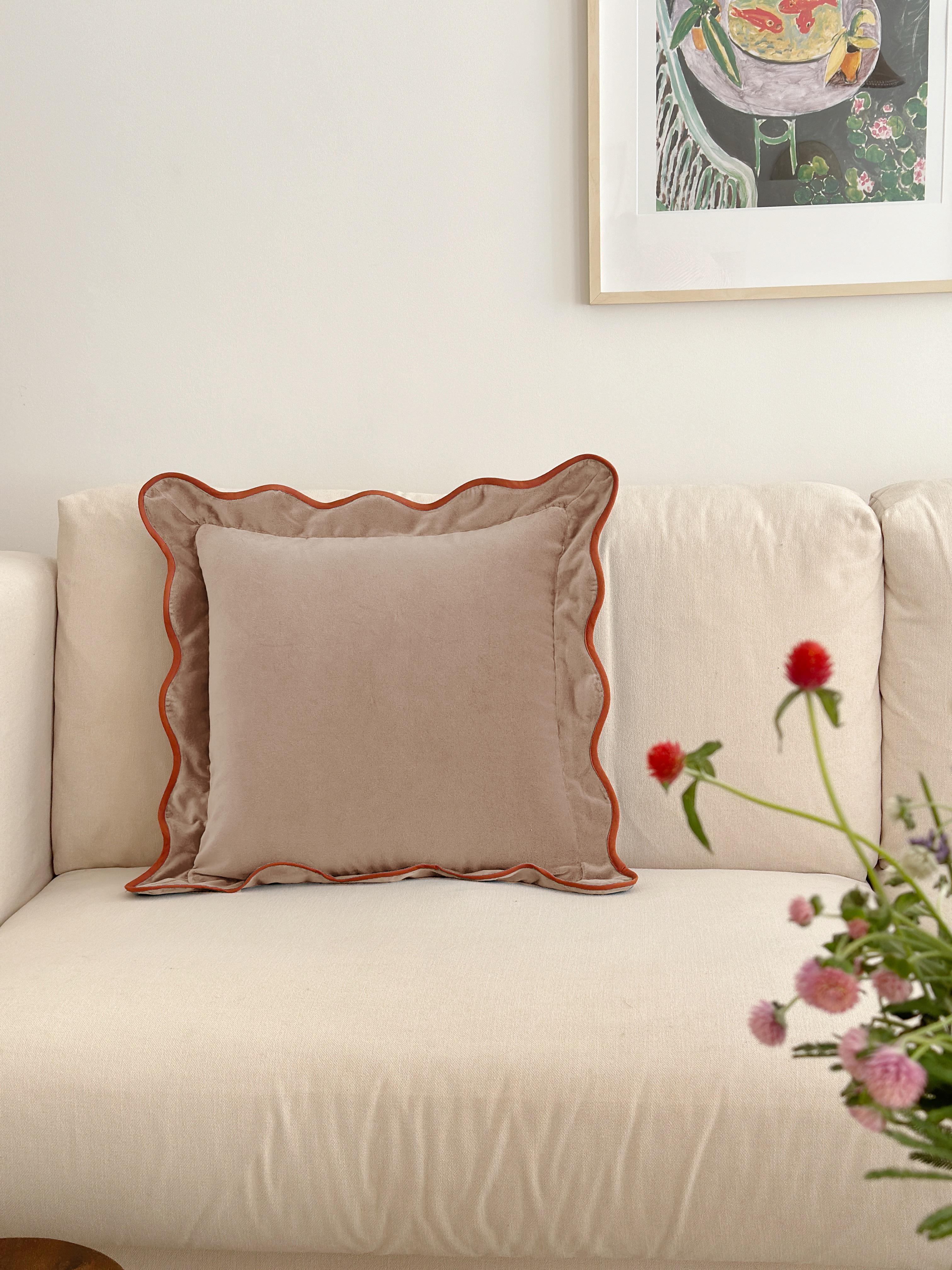 Opala Cloudy Blue Scalloped Samt Deluxe Handgefertigtes dekoratives Überwurf-Kissen (Moderne) im Angebot
