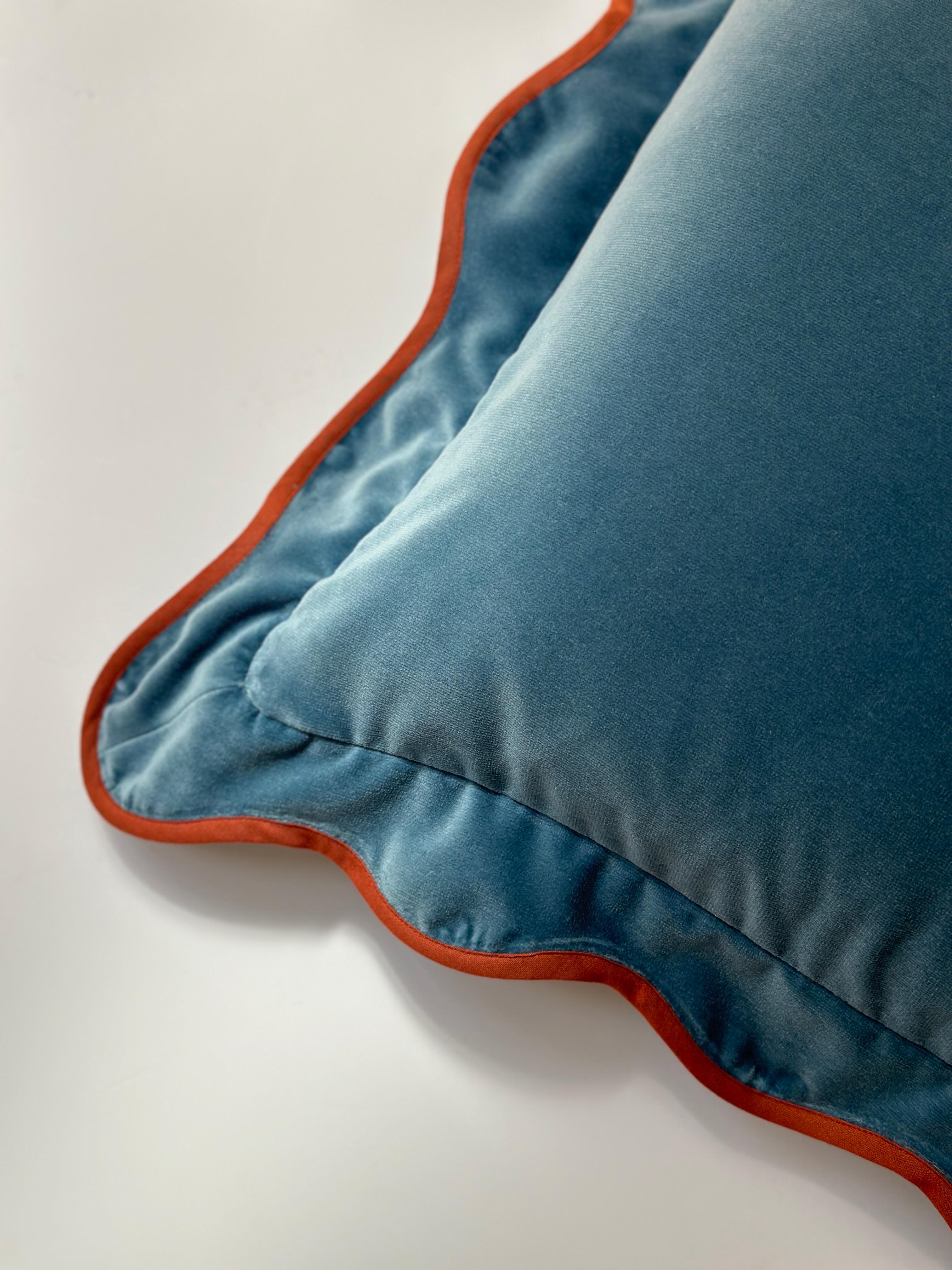 Opala Cloudy Blue Scalloped Samt Deluxe Handgefertigtes dekoratives Überwurf-Kissen (Portugiesisch) im Angebot