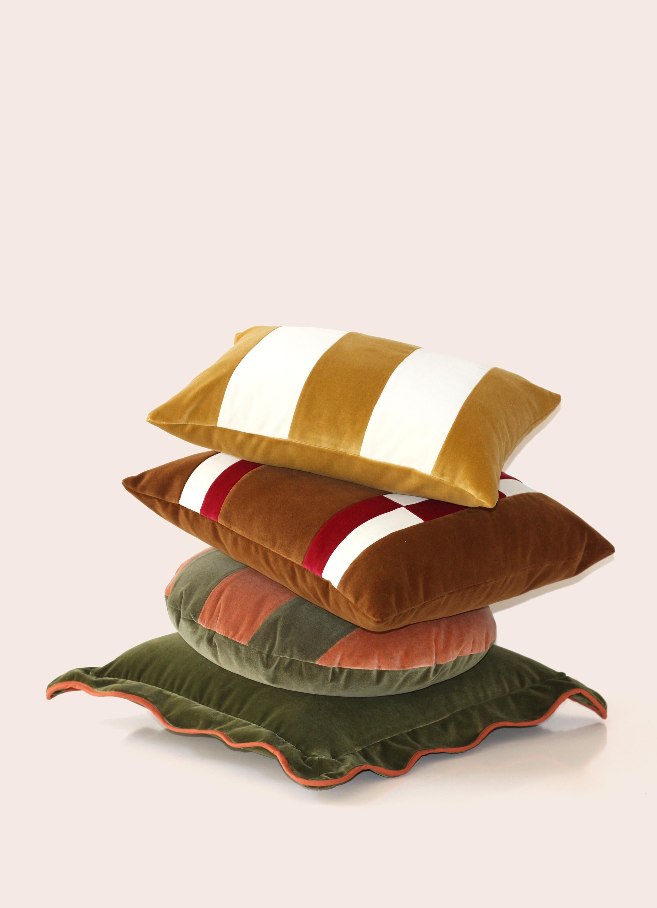 Moderne Coussin décoratif Deluxe fait à la main Opala vert sec festonné en vente