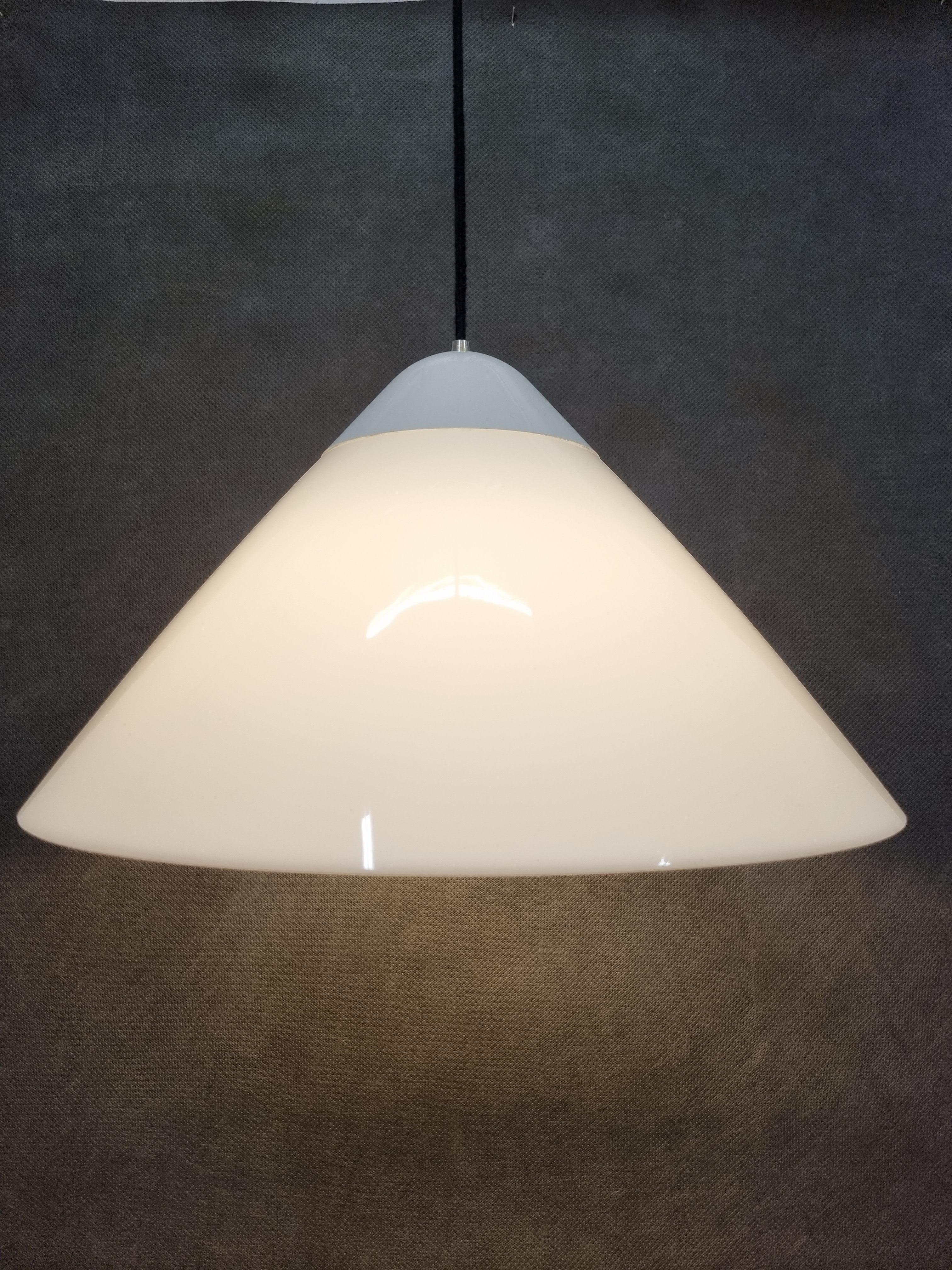 The Opala pendant lamp is produced by Louis Poulsen and Designed by Hans J. Wegner.
The lamp was originally designed for Hotel Scandinavia in Copenhagen, but it quickly became popular and could soon be seen in offices, public buildings and private