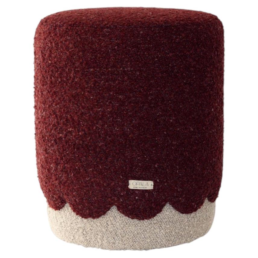 Pouf festonné OPALA en tissu bouclé bourgogne en vente