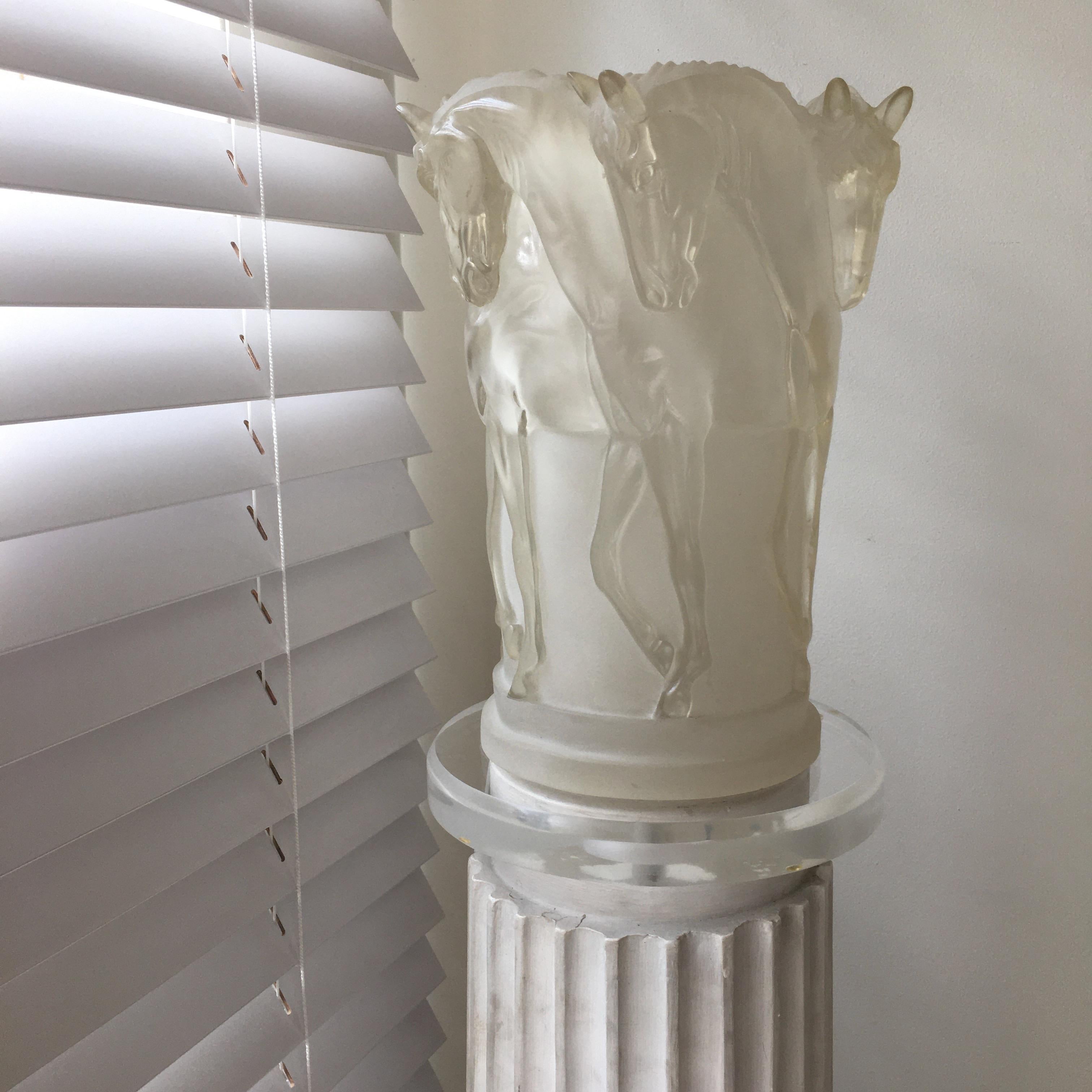 Opalescant Resin Lamp with a Group of Horses, Italy 2002 In Good Condition In Brussels, BE