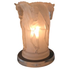 Opalescant-Harzlampe mit einer Gruppe von Pferden, Italien 2002