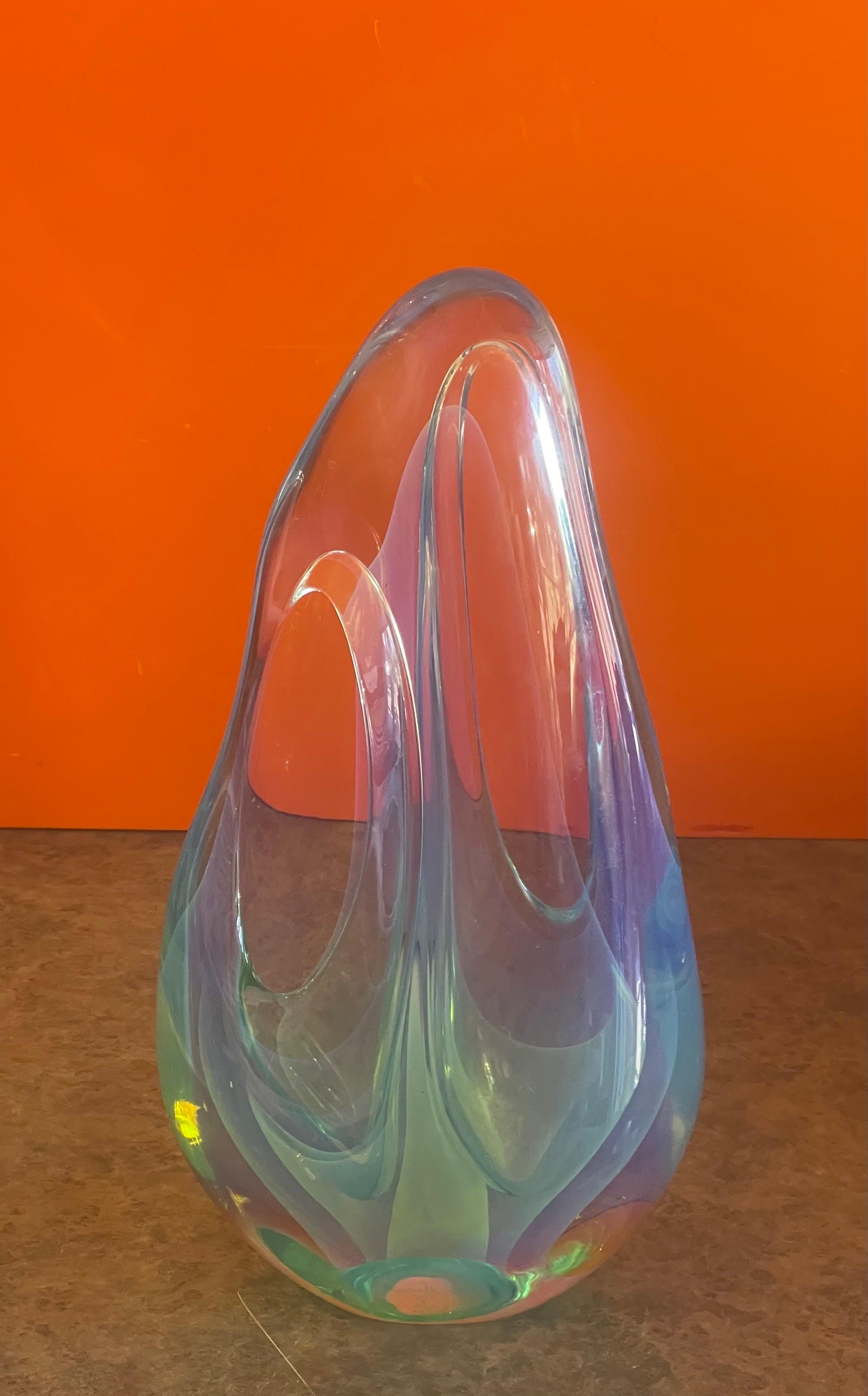 Une sculpture en verre d'art en forme de goutte d'eau à l'opalescence bleutée absolument stupéfiante, réalisée par Charles Wright vers 1980. C'est un bel exemple emblématique du travail de Wright avec de grandes couleurs et une grande clarté ; cette