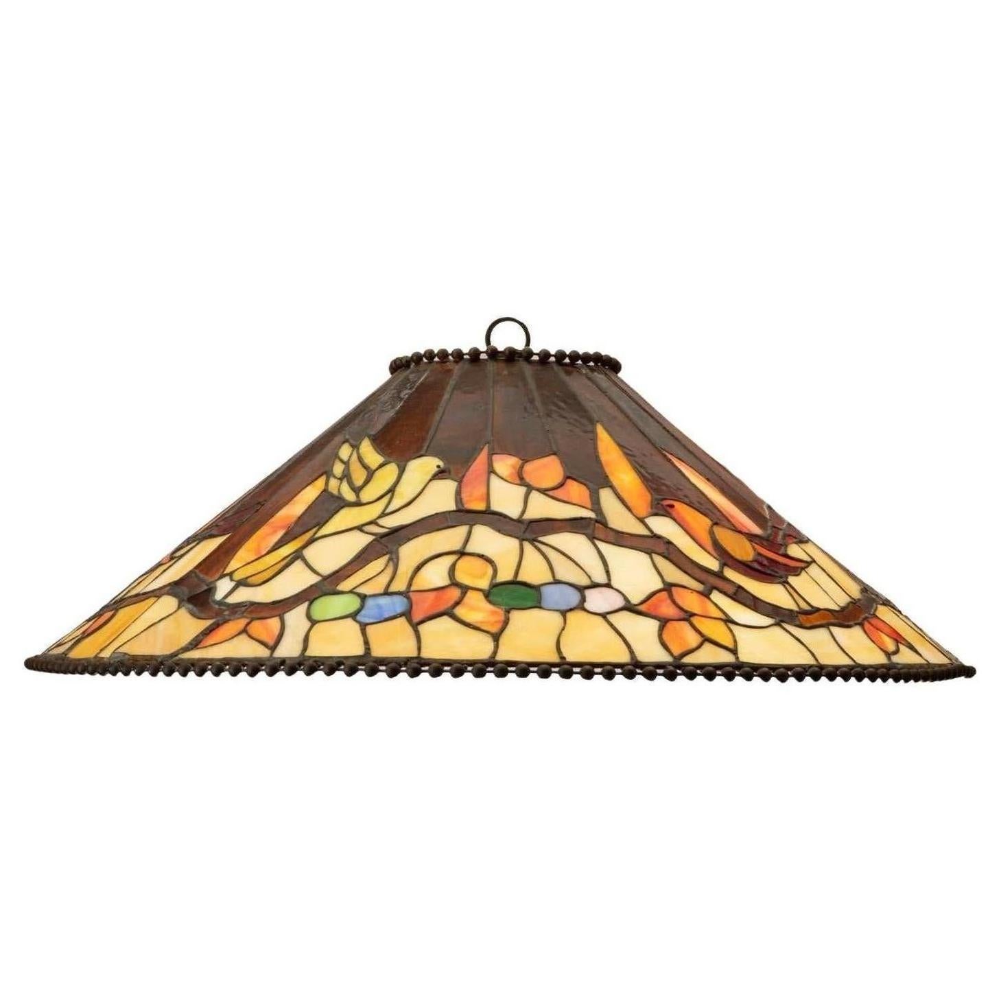 Fatto a mano Lampadario a forma di uccello in vetro colorato opalescente in stile Tiffany Art Nouveau in vendita
