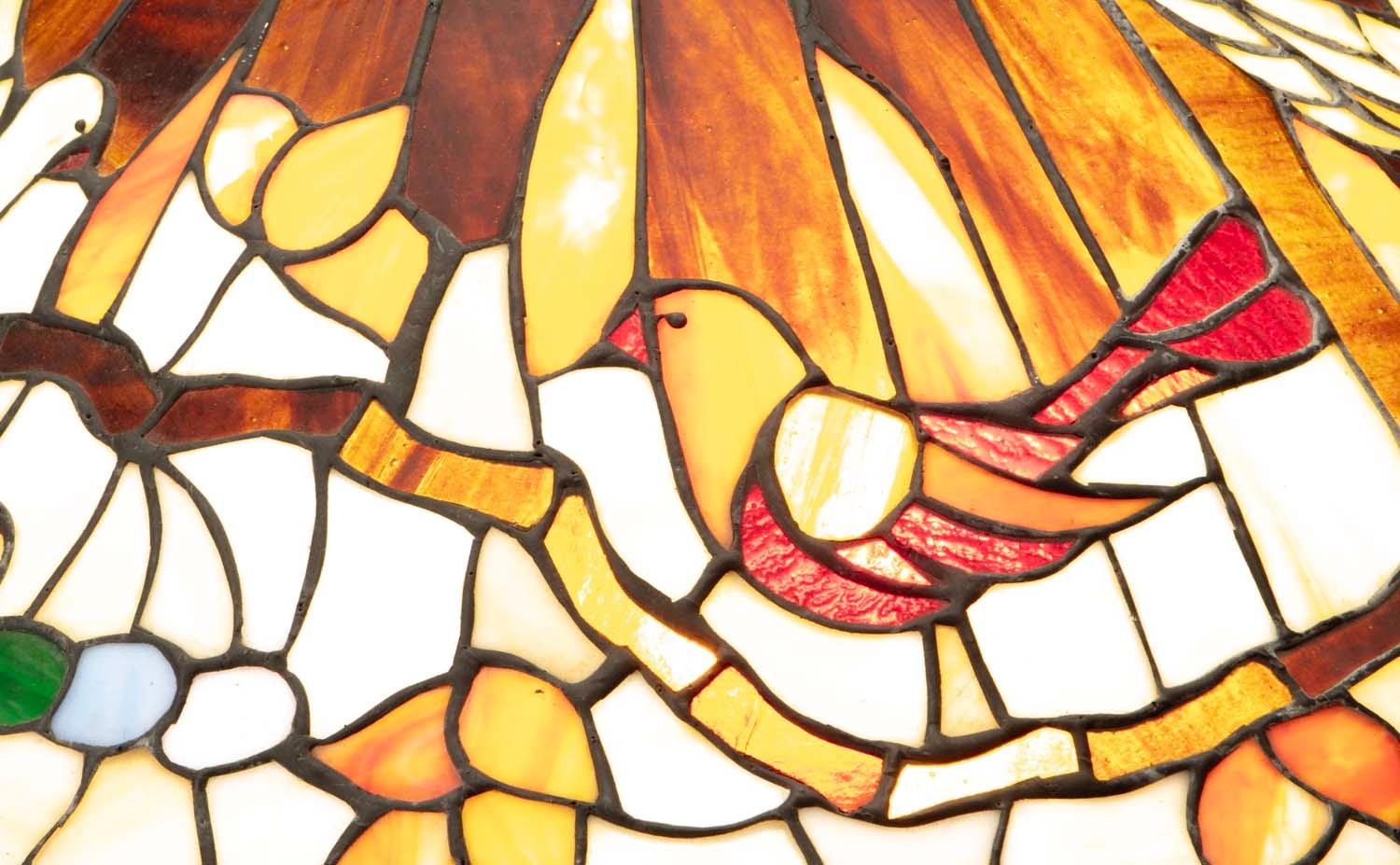 Vetro colorato Lampadario a forma di uccello in vetro colorato opalescente in stile Tiffany Art Nouveau in vendita