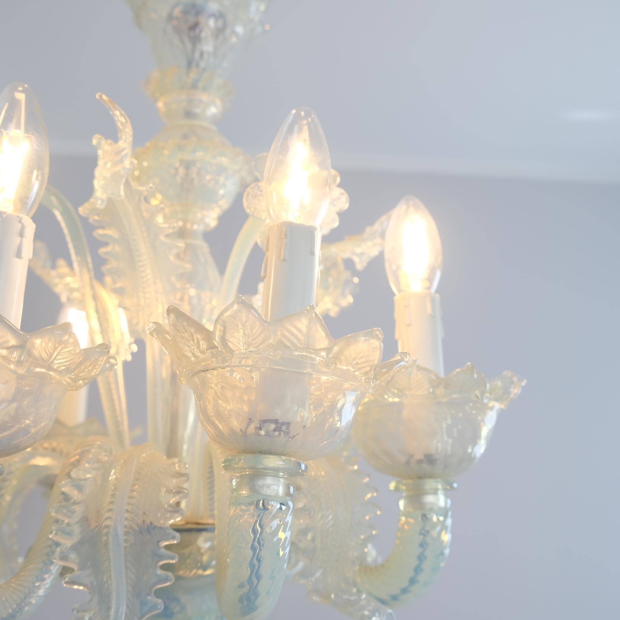 Opalisierender sechsarmiger Murano-Kronleuchter mit blauen und weißen Blumen, 1960er Jahre im Angebot 2