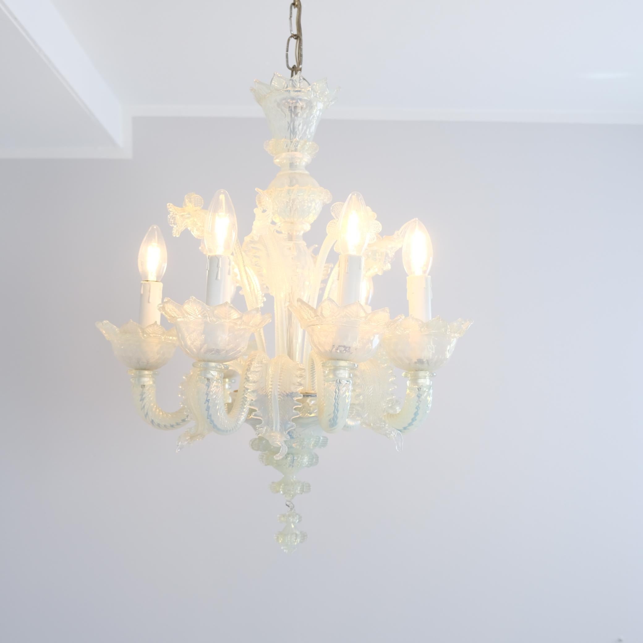 Opalisierender sechsarmiger Murano-Kronleuchter mit blauen und weißen Blumen, 1960er Jahre im Angebot 3