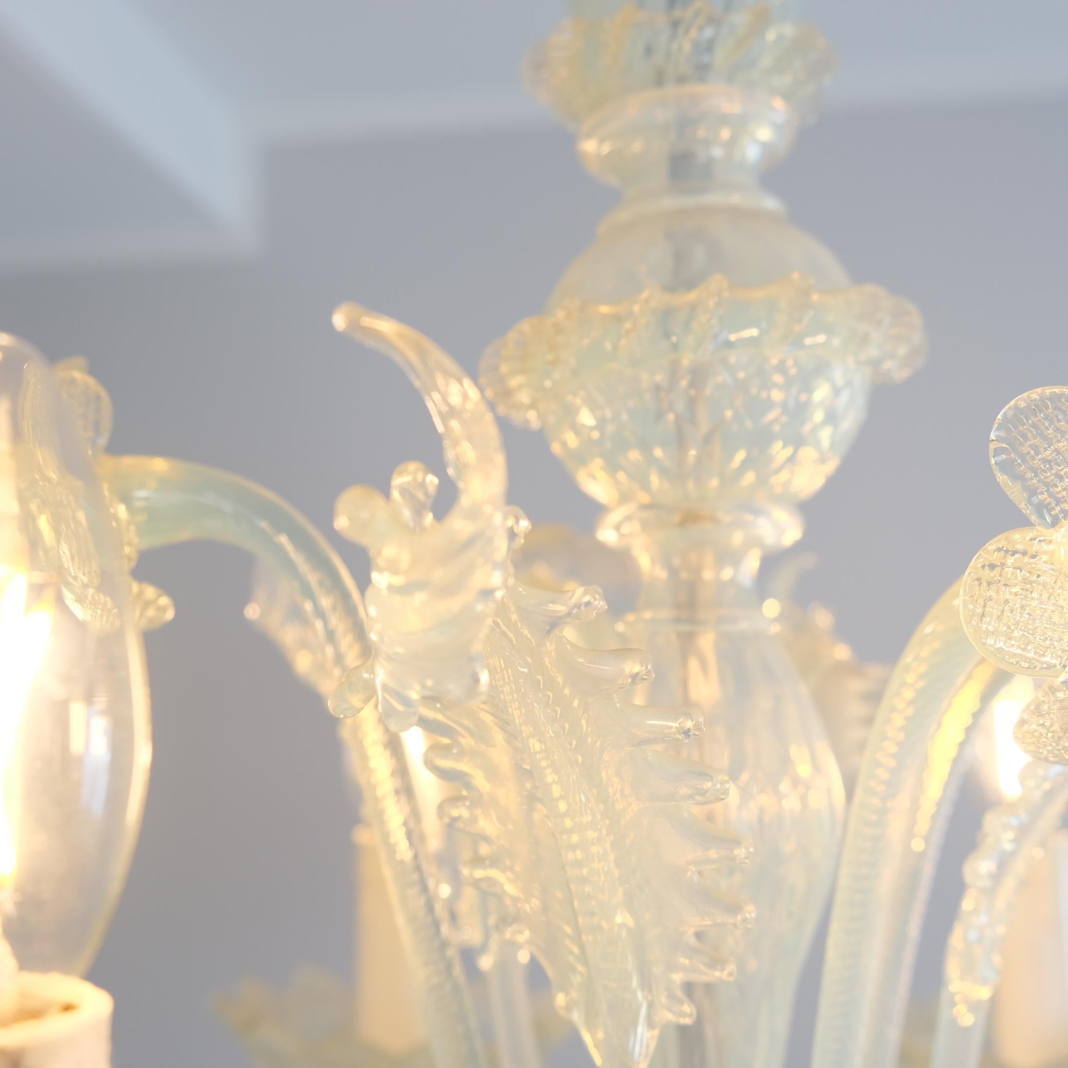 Opalisierender sechsarmiger Murano-Kronleuchter mit blauen und weißen Blumen, 1960er Jahre im Angebot 4