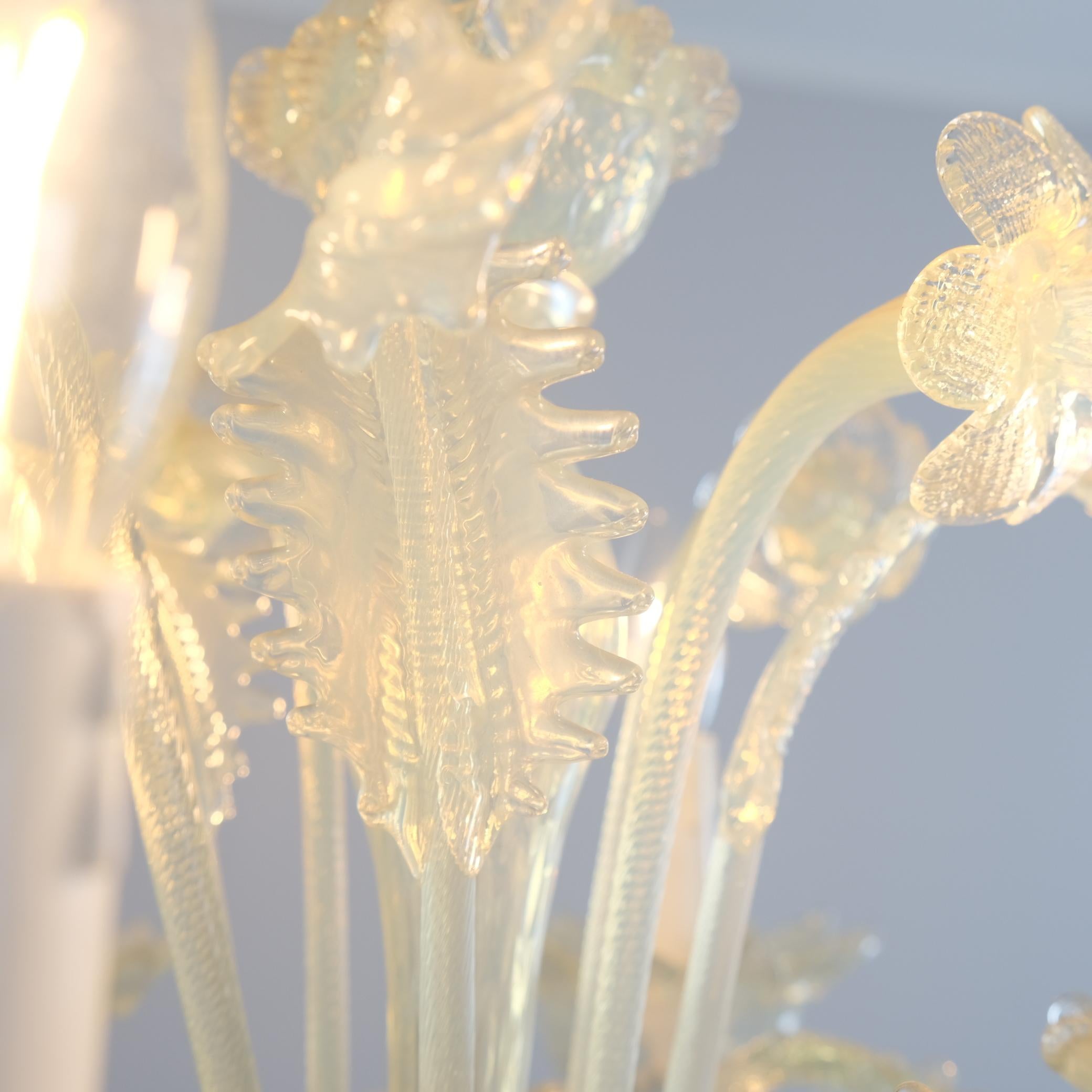 Opalisierender sechsarmiger Murano-Kronleuchter mit blauen und weißen Blumen, 1960er Jahre im Angebot 5