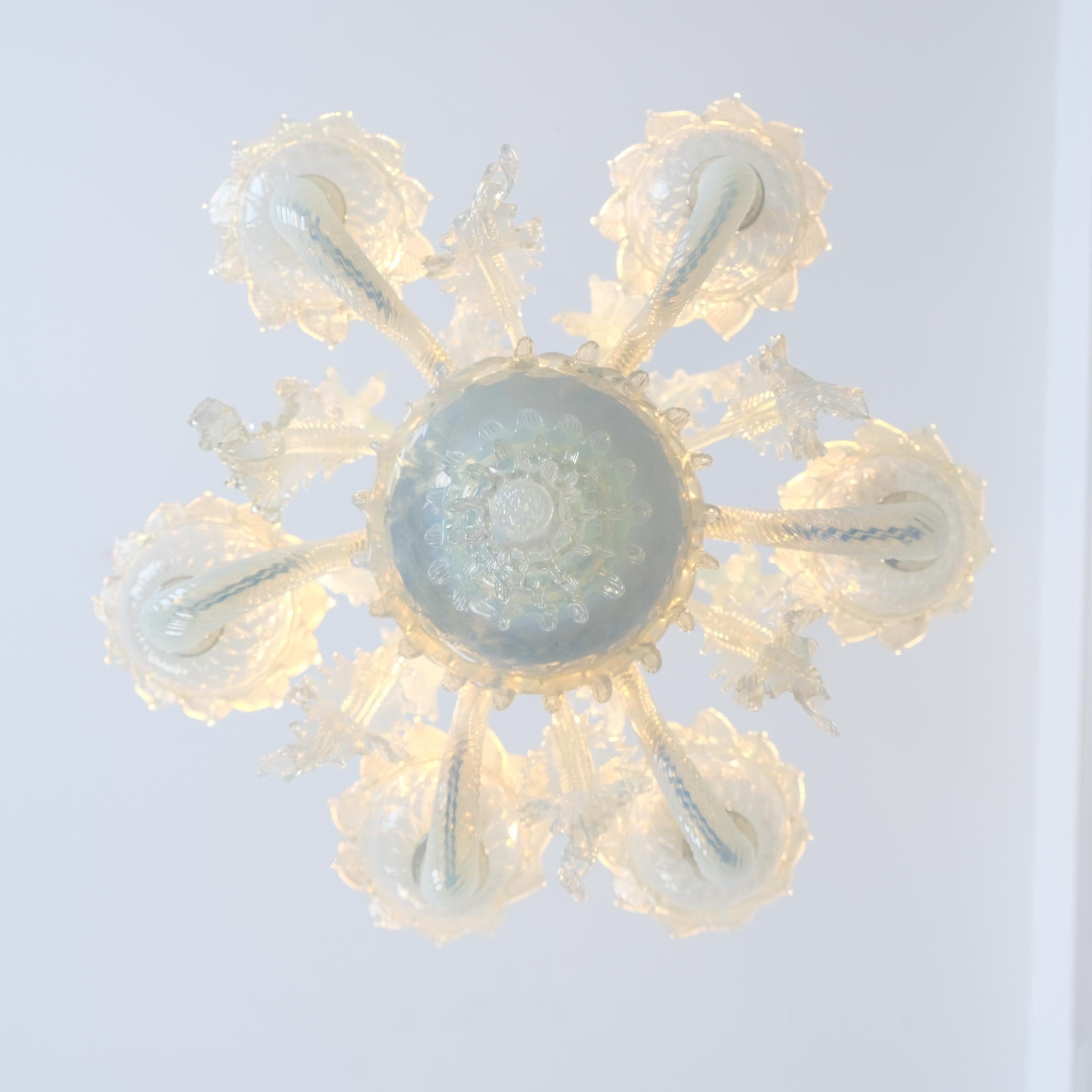 Opalisierender sechsarmiger Murano-Kronleuchter mit blauen und weißen Blumen, 1960er Jahre im Angebot 6