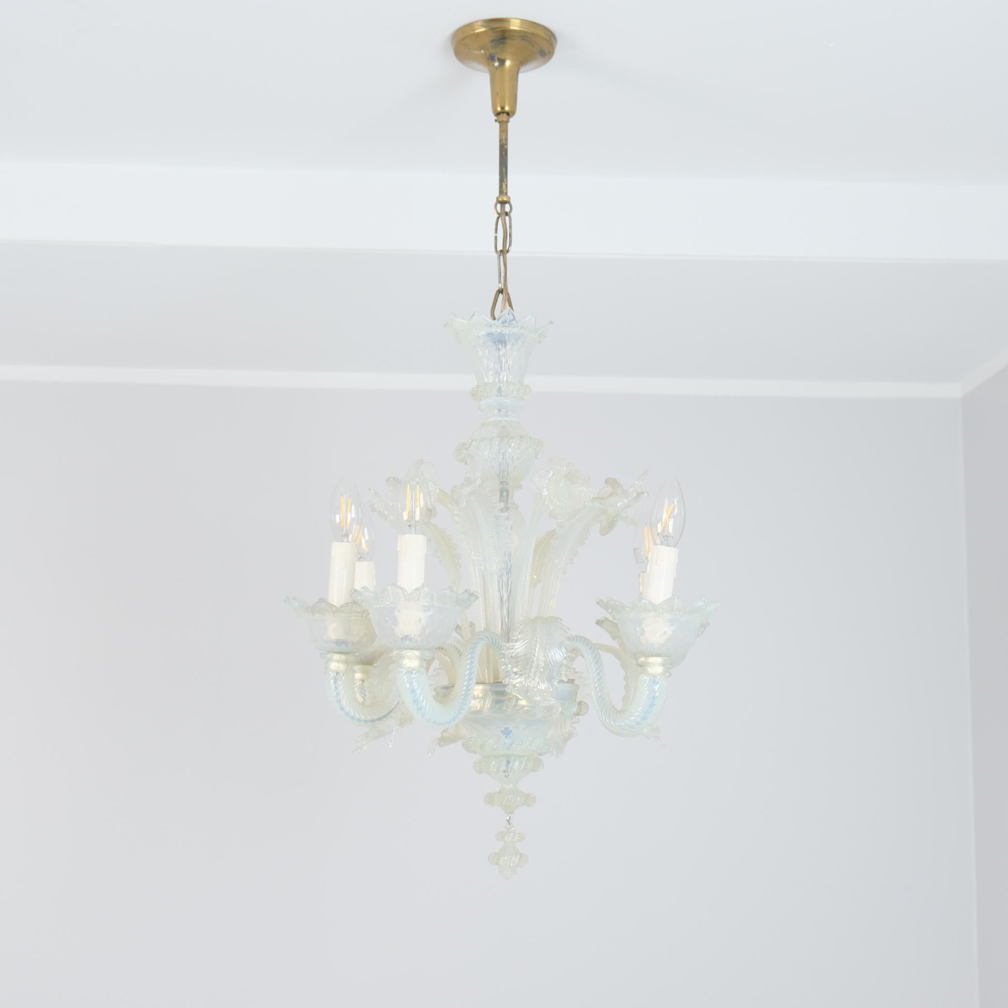 Ein schöner handgefertigter Vintage-Kronleuchter aus Murano-Glas mit sechs Lichtarmen und Blumendekoration. Die Lampe ist aus Kunstglas mit einem opalisierenden blauen Schirm gegen den transparenten milchweißen Sockel mit Messingdetails und Kanope