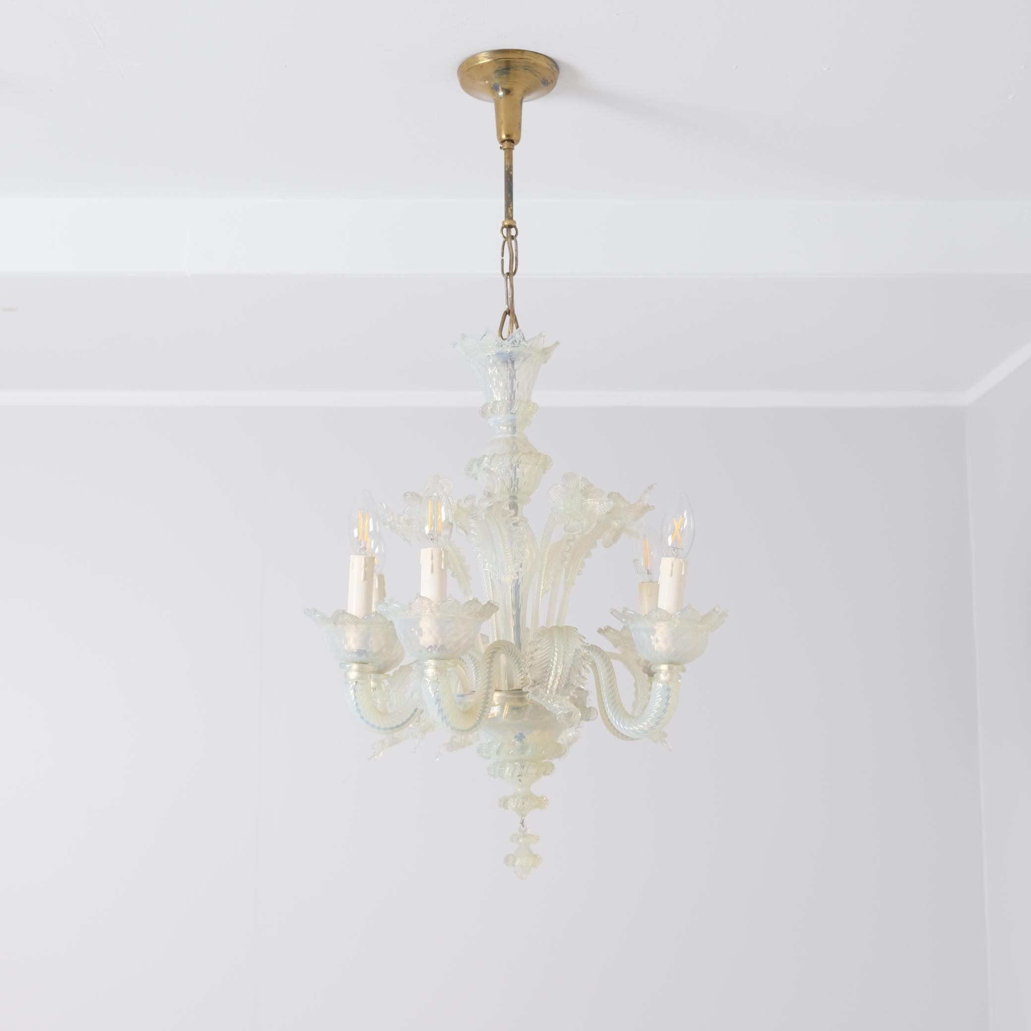 Opalisierender sechsarmiger Murano-Kronleuchter mit blauen und weißen Blumen, 1960er Jahre (Barock) im Angebot