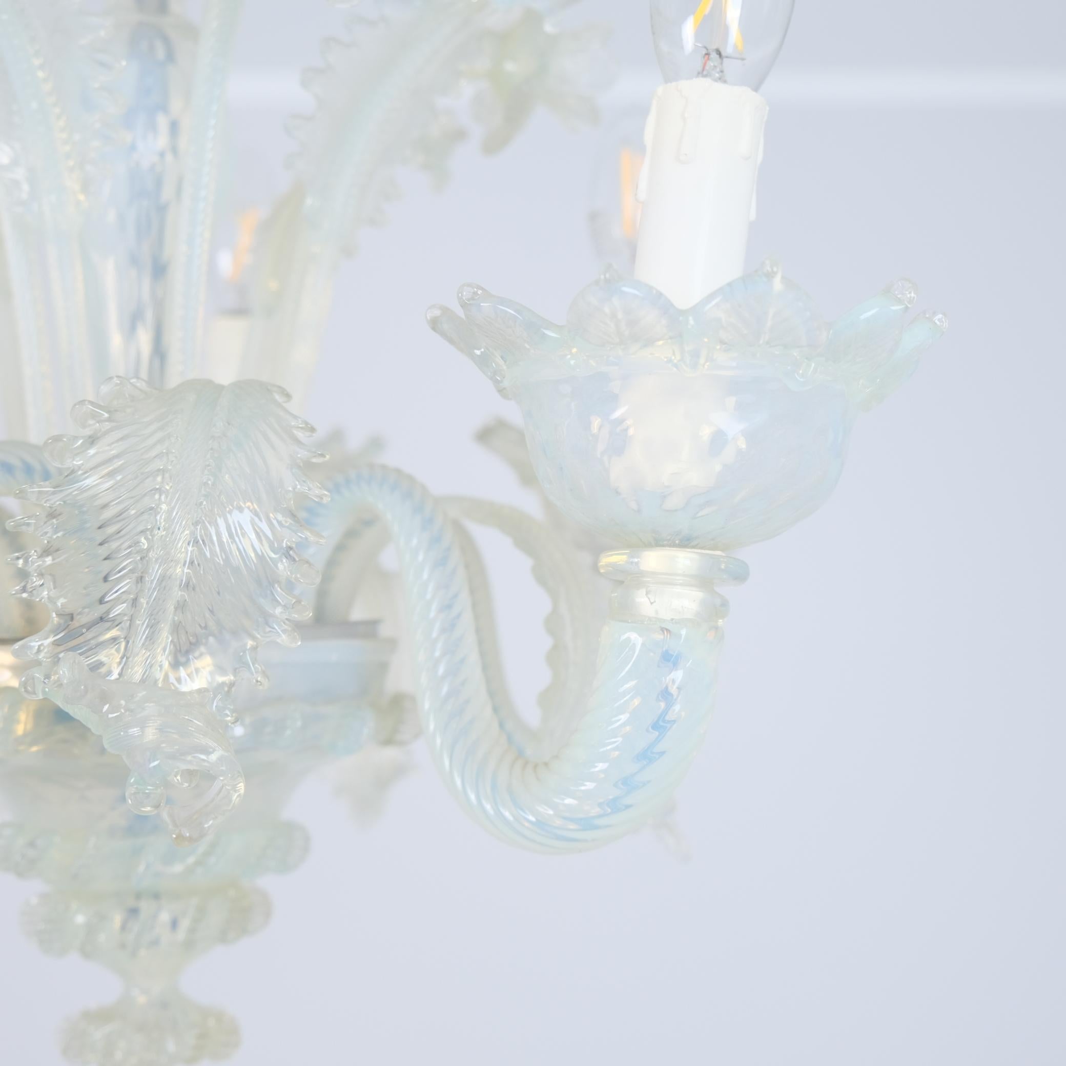 Opalisierender sechsarmiger Murano-Kronleuchter mit blauen und weißen Blumen, 1960er Jahre (Italienisch) im Angebot