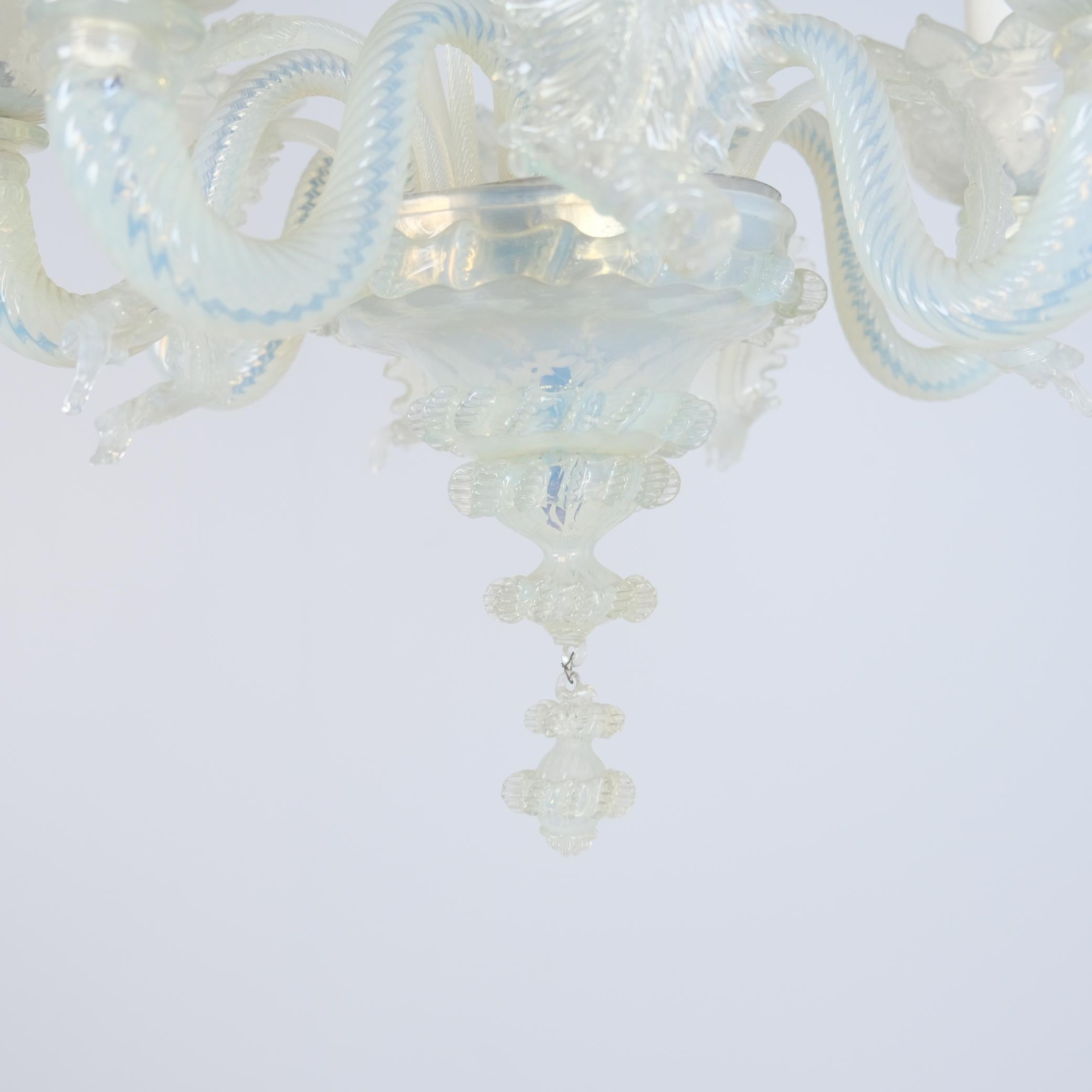 Opalisierender sechsarmiger Murano-Kronleuchter mit blauen und weißen Blumen, 1960er Jahre im Zustand „Gut“ im Angebot in Helsinki, FI