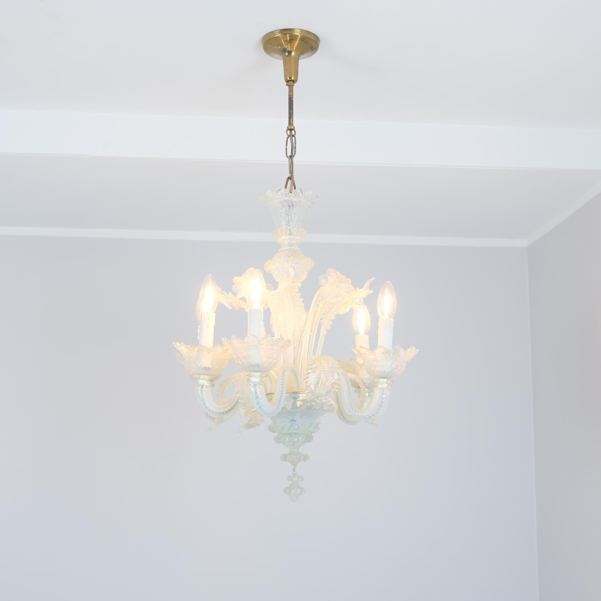 Opalisierender sechsarmiger Murano-Kronleuchter mit blauen und weißen Blumen, 1960er Jahre (Mitte des 20. Jahrhunderts) im Angebot
