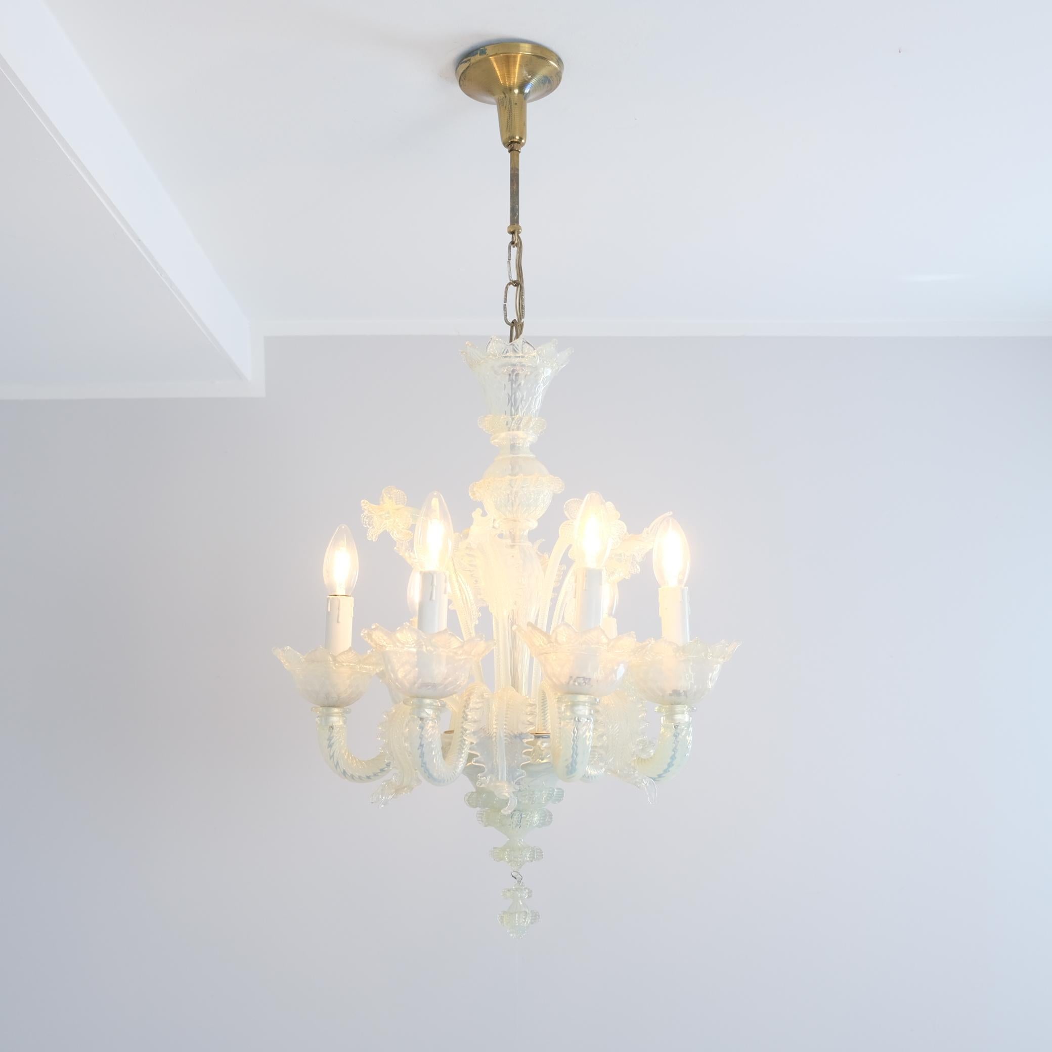 Opalisierender sechsarmiger Murano-Kronleuchter mit blauen und weißen Blumen, 1960er Jahre (Metall) im Angebot