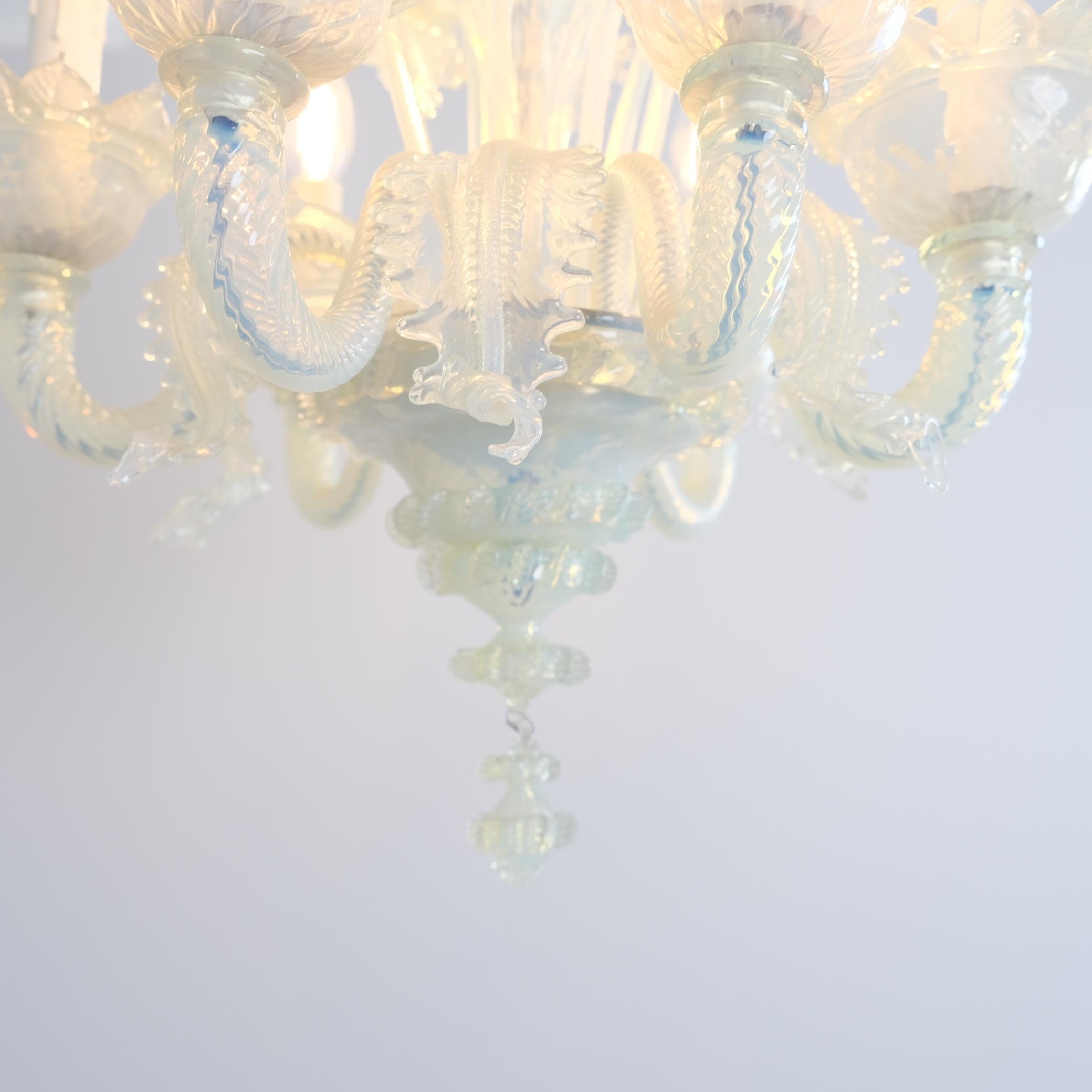 Opalisierender sechsarmiger Murano-Kronleuchter mit blauen und weißen Blumen, 1960er Jahre im Angebot 1