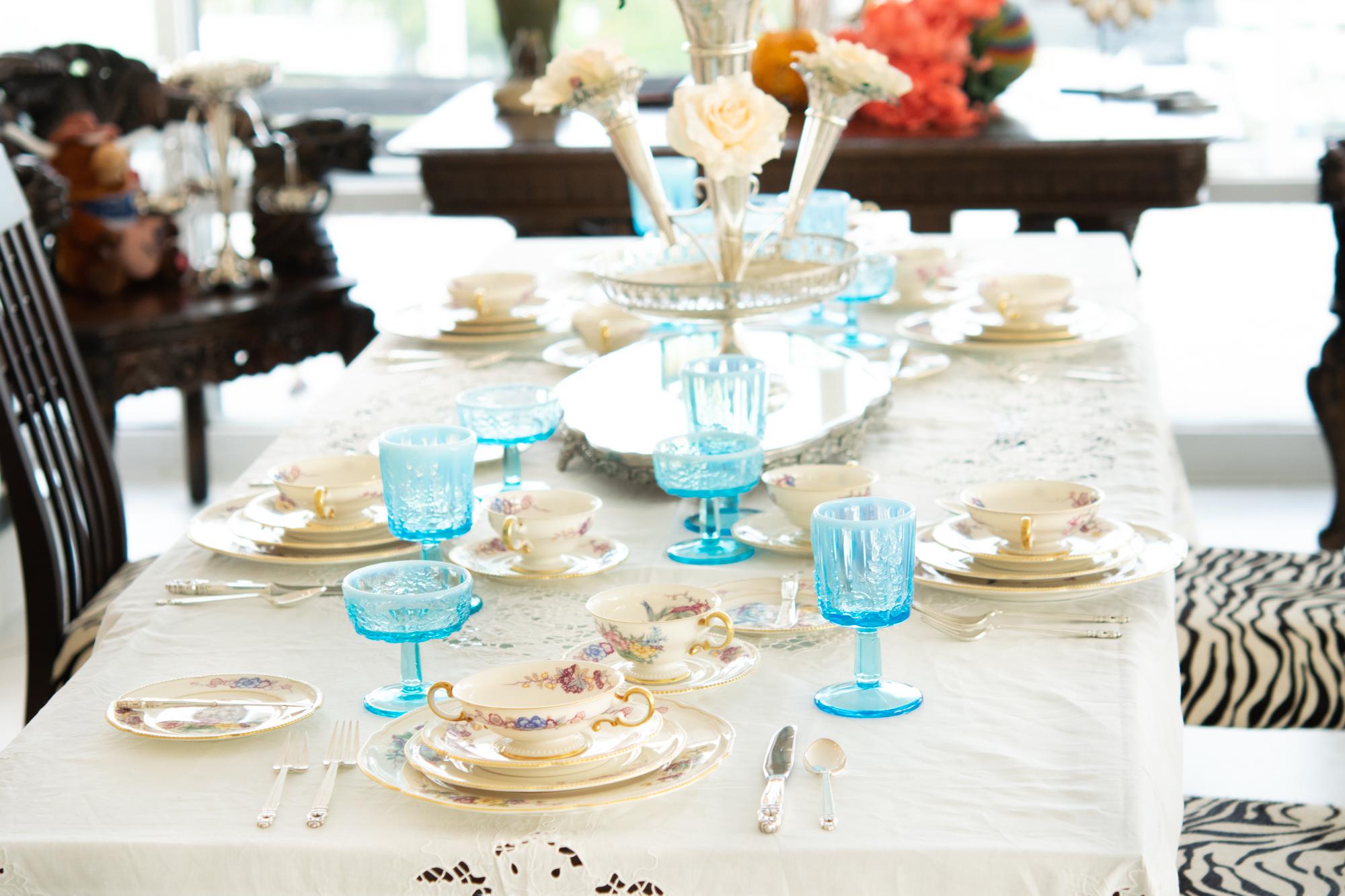 Ensemble de 18 gobelets vintage gradués en verre opalescent à fond bleu (10 pièces) avec sorbets ou champagnes assortis (8 pièces). Ces gobelets en verre à panneaux bleus opalescents comportent neuf panneaux avec trois grappes de raisin texturées