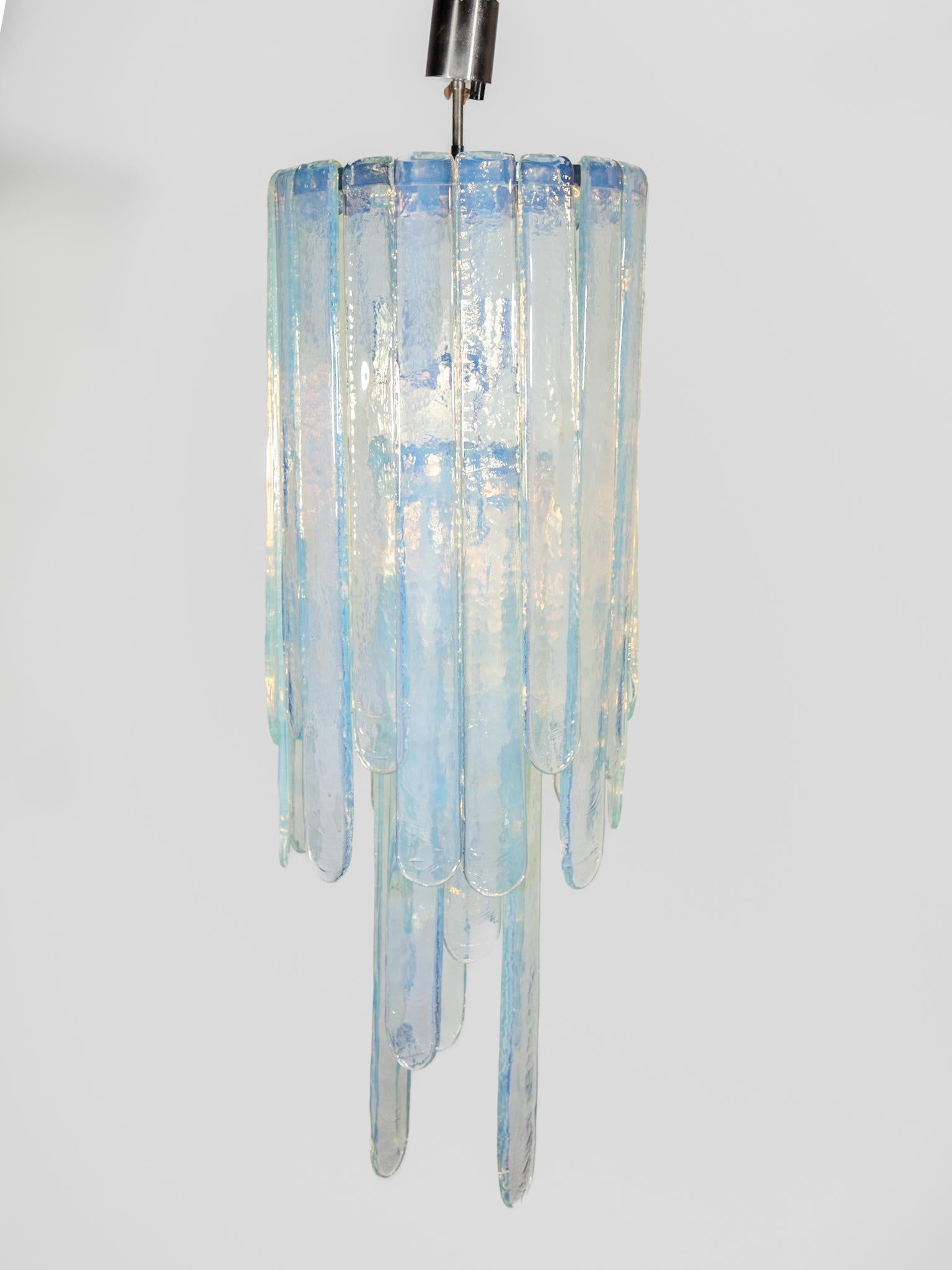 Milieu du XXe siècle Lustre en verre opalescent conçu par Carlo Nason pour Mazzega, années 1960 en vente
