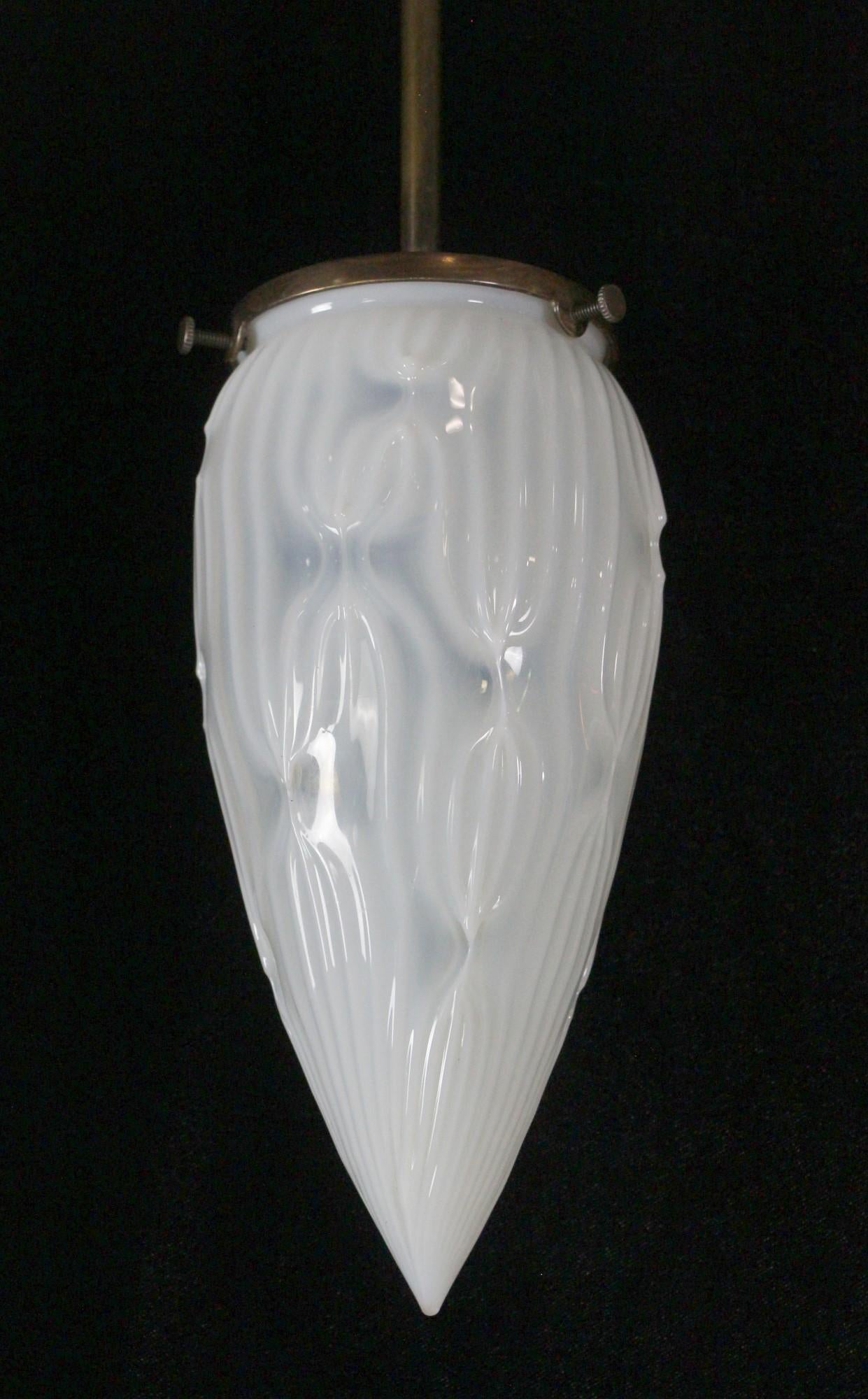 Opaleszierende Glas Kegel Schatten Pendelleuchte Messing Hardware (20. Jahrhundert) im Angebot