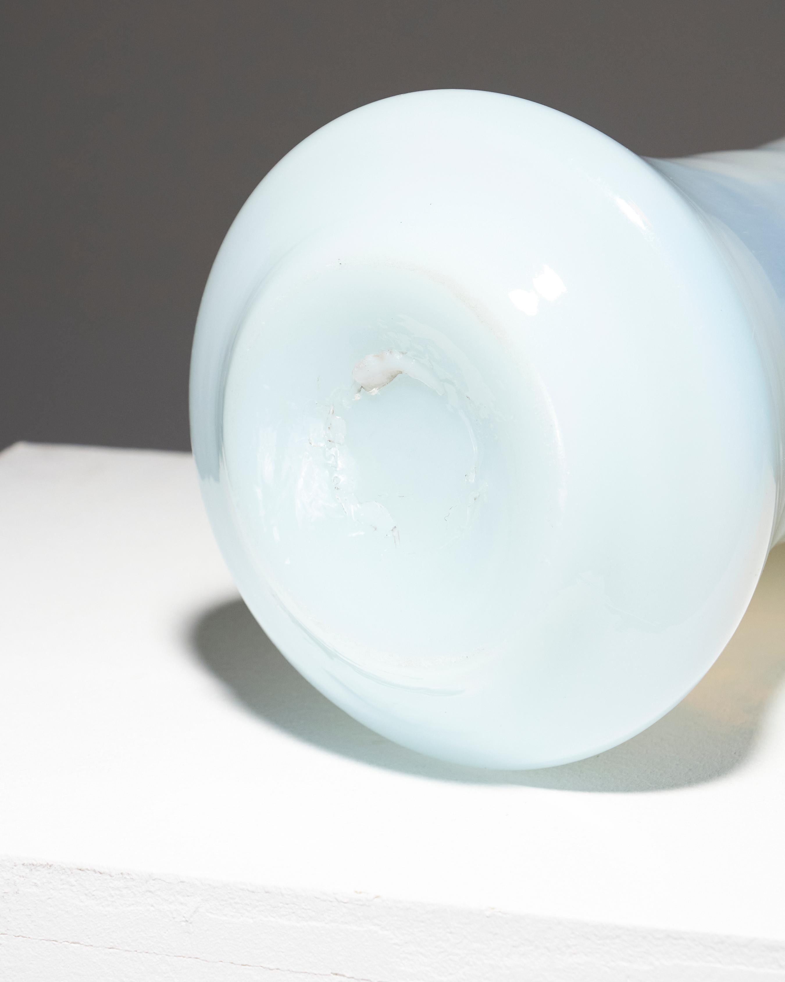 Vaso cilindrico in vetro opalescente, anni '60 In condizioni buone in vendita a PARIS, FR