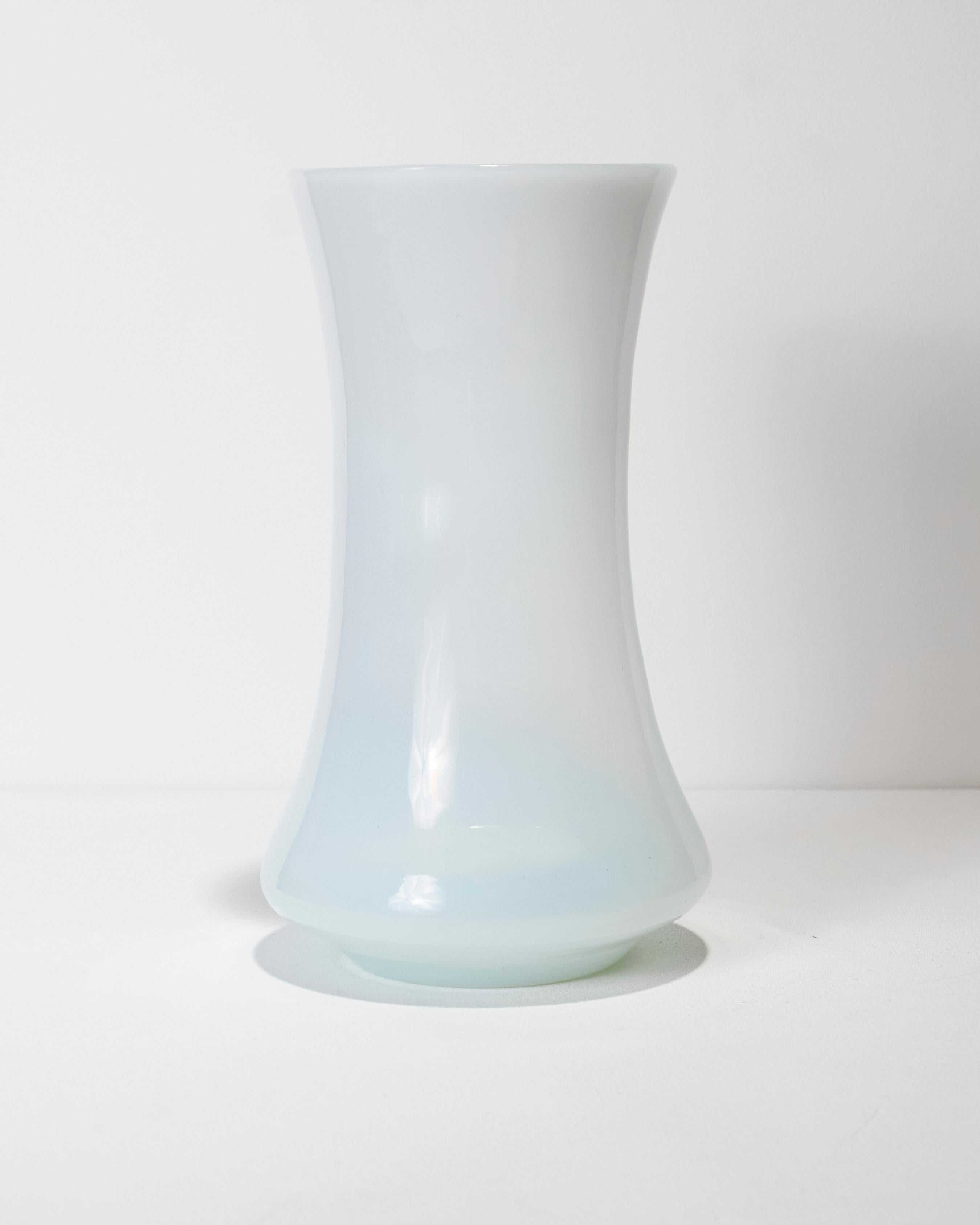 Vetro Vaso cilindrico in vetro opalescente, anni '60 in vendita