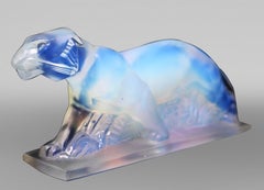 Sculpture en verre opalescent d'un tigre qui marche.