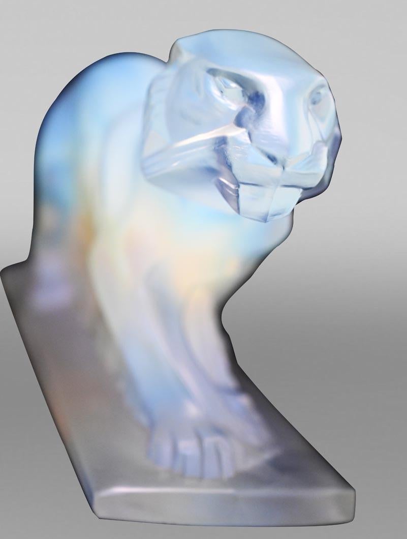 Opalescent glass sculpture of a Walking Tiger. In Excellent Condition For Sale In SAINT-OUEN-SUR-SEINE, FR