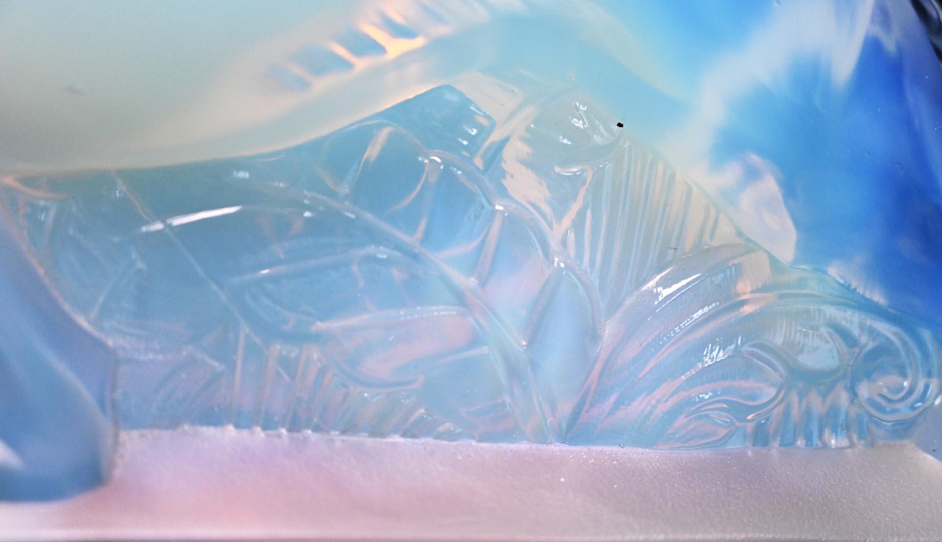 Sculpture en verre opalescent d'un tigre qui marche. 2
