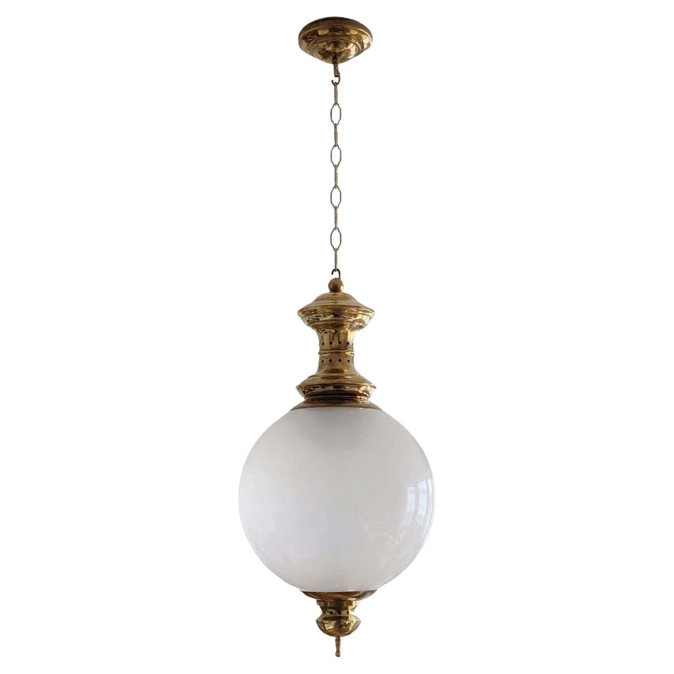 Murano Opalescent Glass Globe Brass Pendelleuchte von Azucena, Italien, 1950er Jahre im Angebot