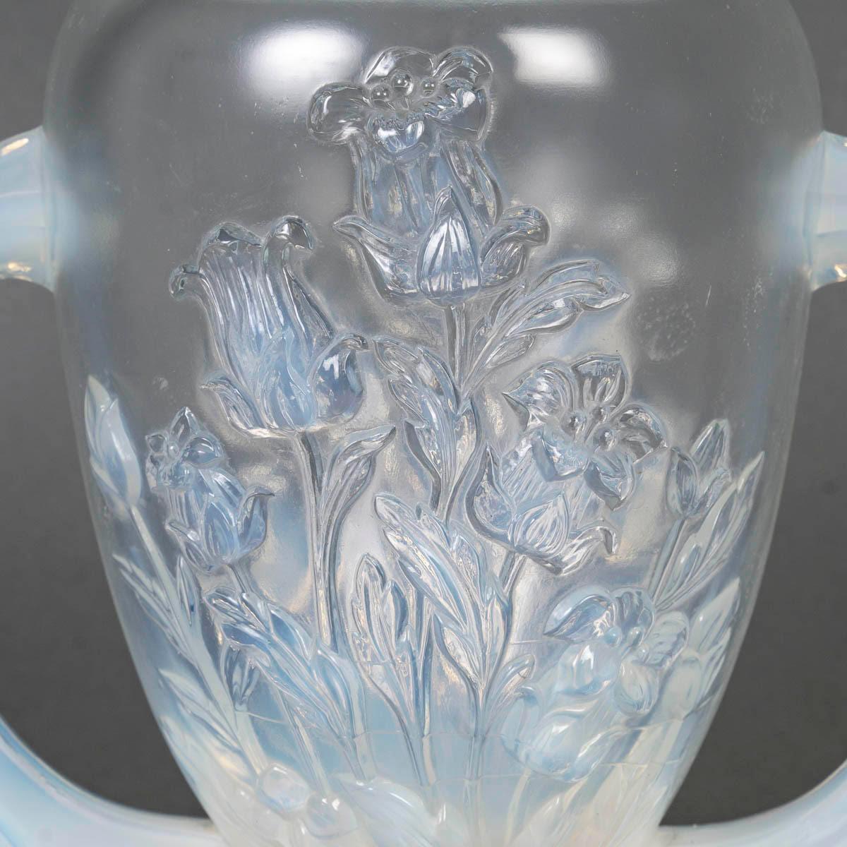 Vase en verre opalescent de Verlys, début du 20e siècle.

Vase en verre opalescent Verlys sur une base de douche, début du 20e siècle.
H : 20cm, L : 25cm, P : 14cm