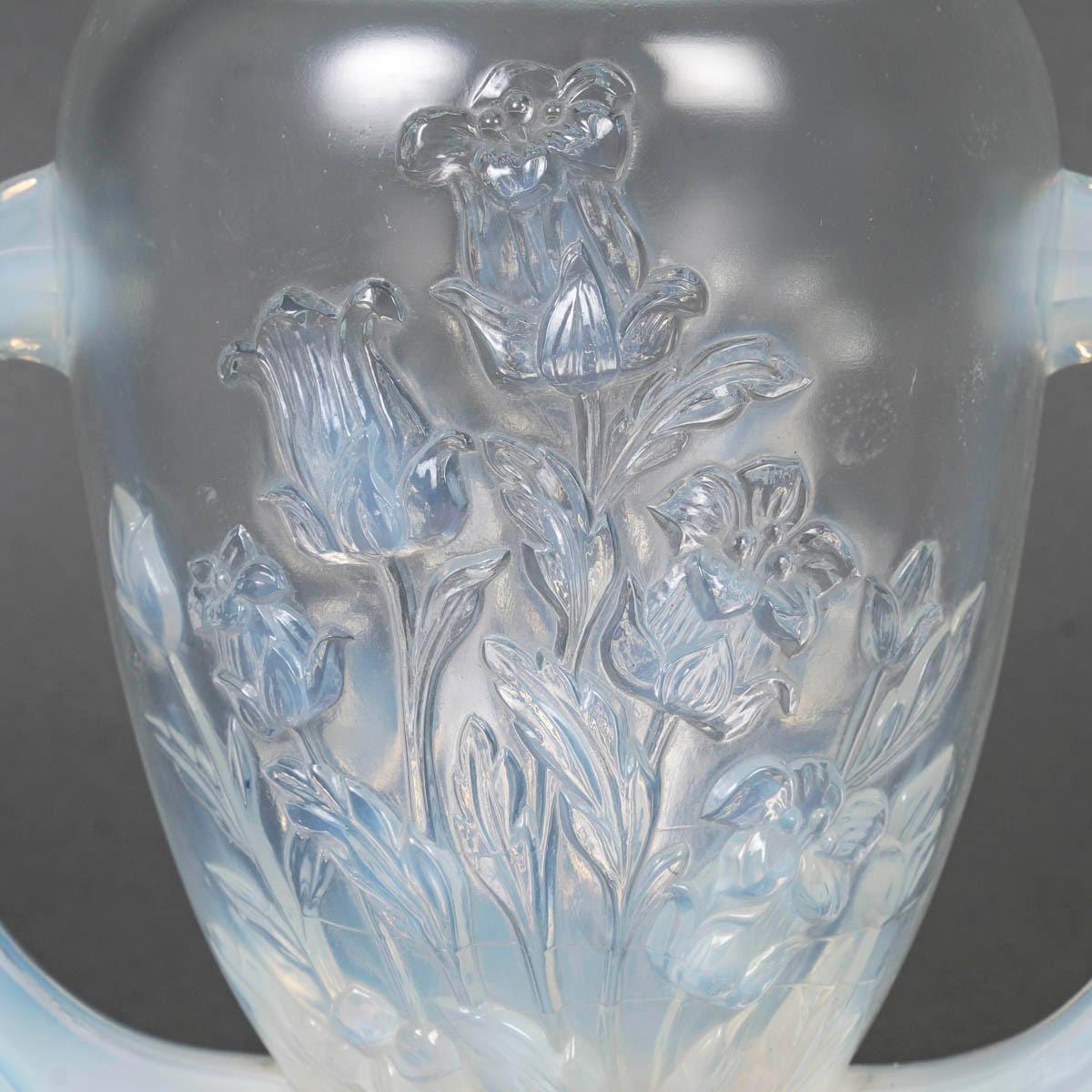 Vaso in vetro opalescente di Verlys Glass, inizio XX secolo.

Vaso in vetro opalescente Verlys su base a doccia, inizio XX secolo.
H. H. 20 cm, L. 25 cm, P. 14 cm.