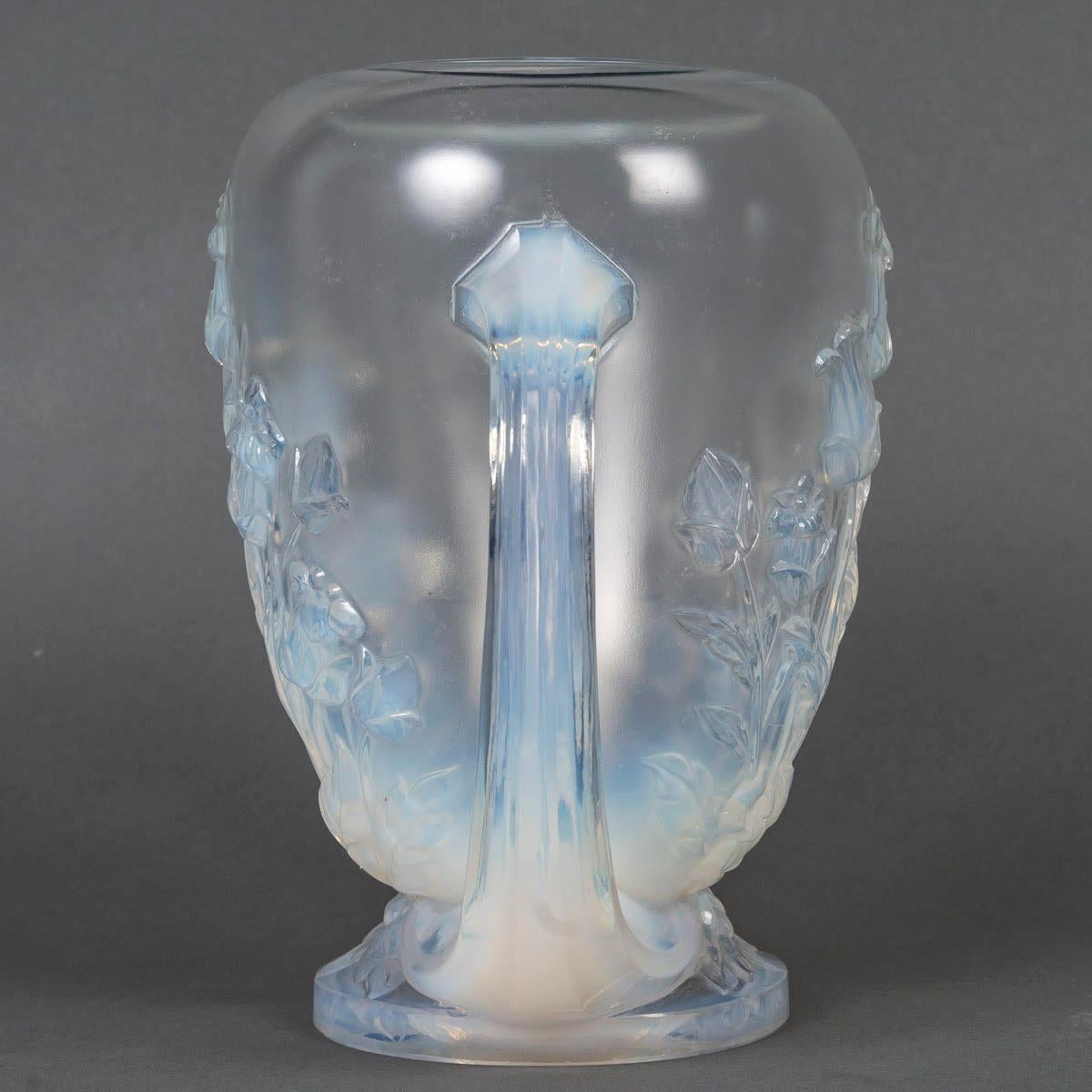 Français Vase en verre opalescent de Verlys, début du 20e siècle. en vente