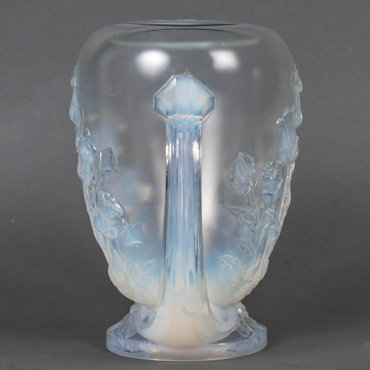 Francese Vaso in vetro opalescente di Verlys Glass, inizio XX secolo. in vendita