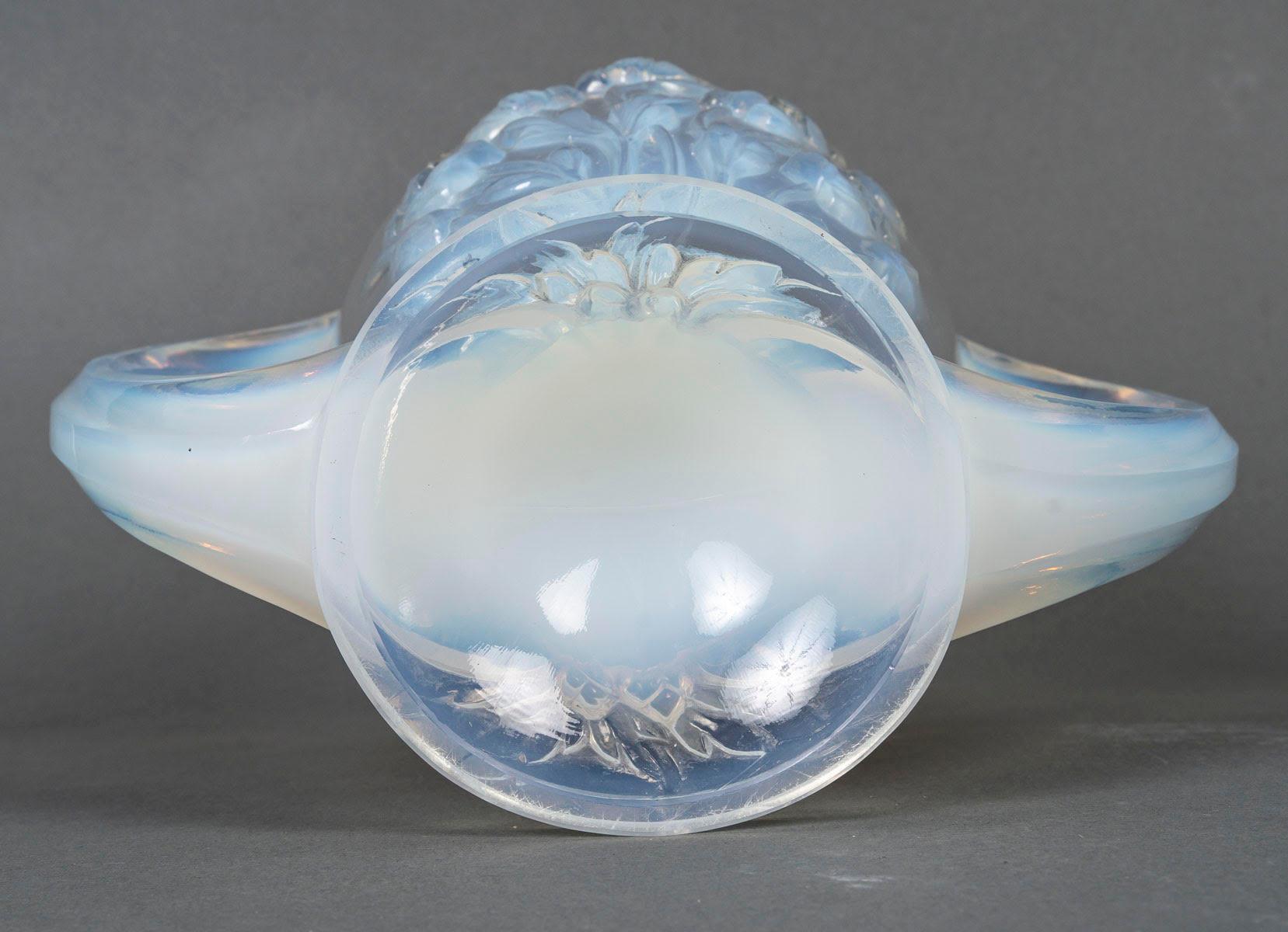Vetro opalino Vaso in vetro opalescente di Verlys Glass, inizio XX secolo. in vendita