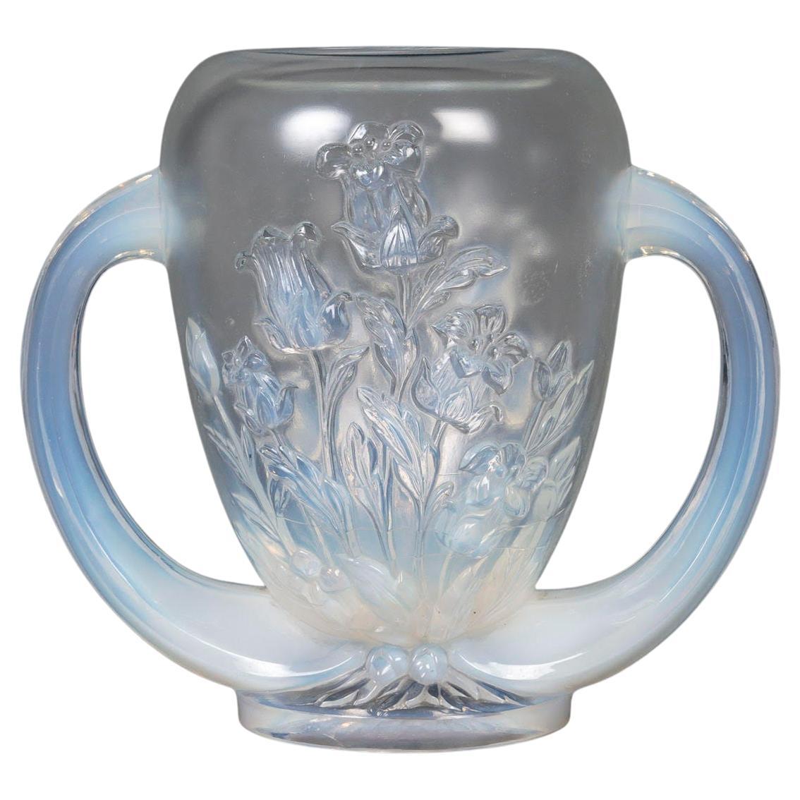 Vase en verre opalescent de Verlys, début du 20e siècle. en vente