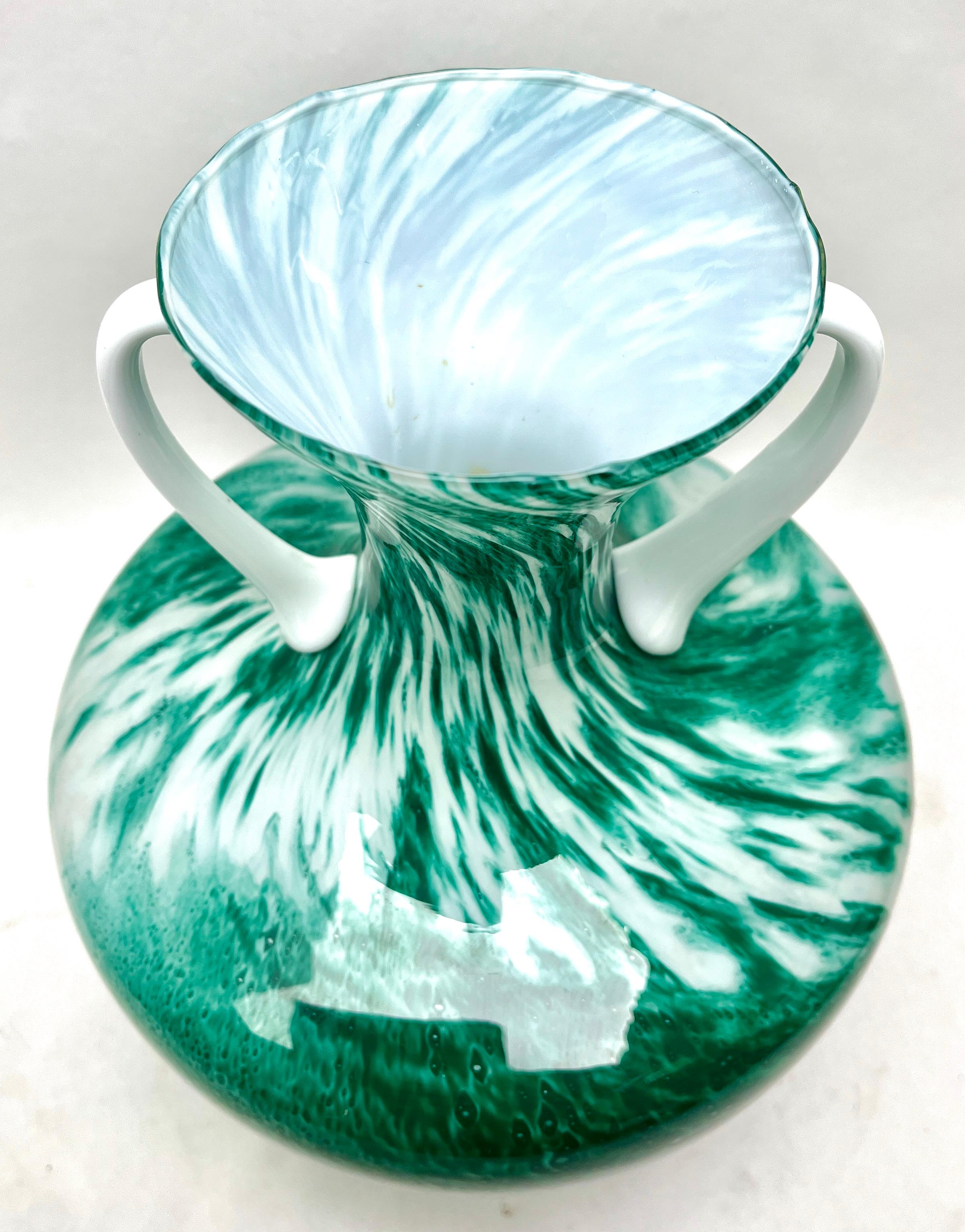 Pichet en verre d'art italien Opaline di Florence (Empoli) vert opalescent et blanc 
Magnifique opale soufflée à la main (vert, brun) et poignées blanches appliquées à la main. 
Dimensions : 27 cm de haut.
La pièce est en excellent état et d'une